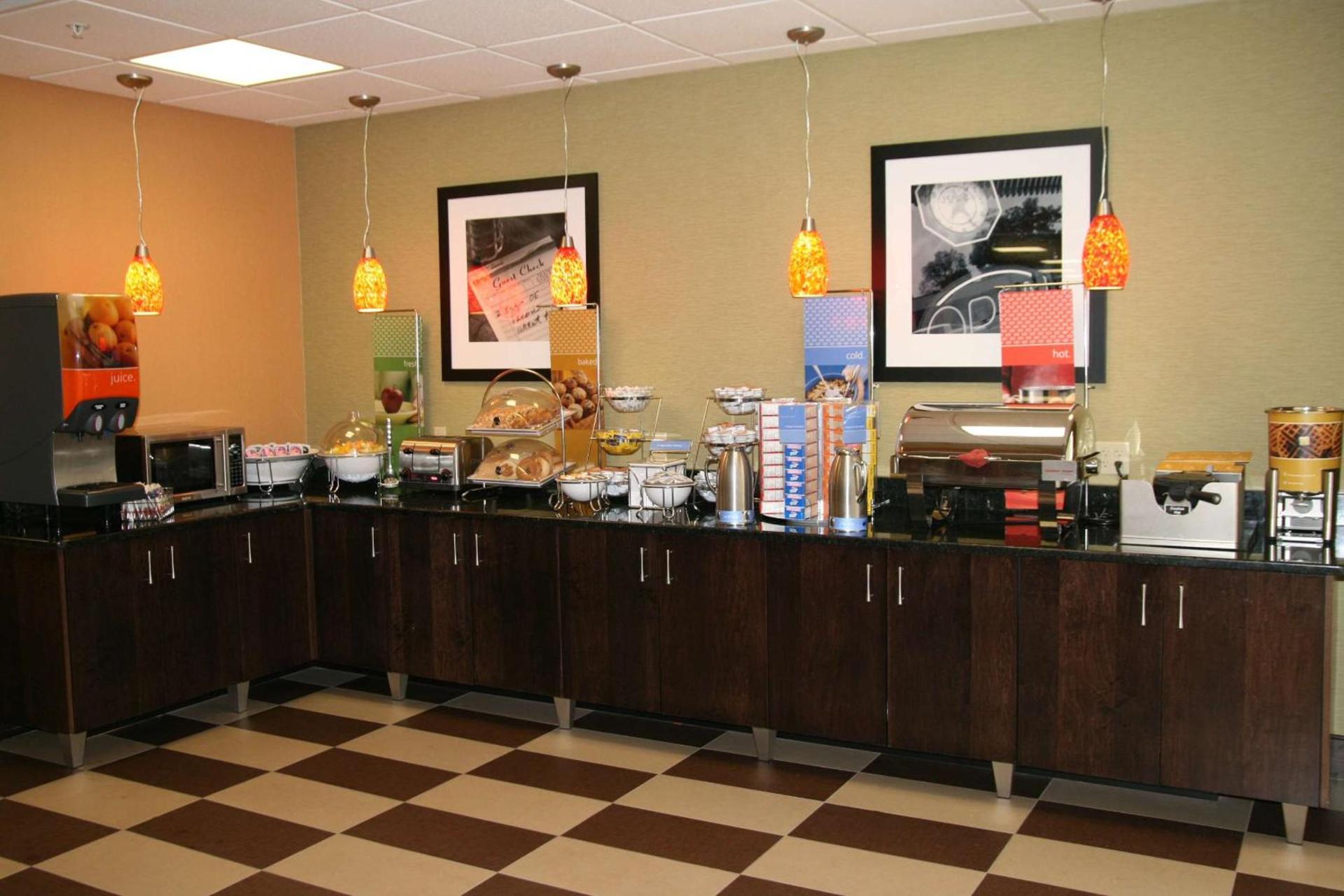 Hampton Inn Youngstown-North photo 14