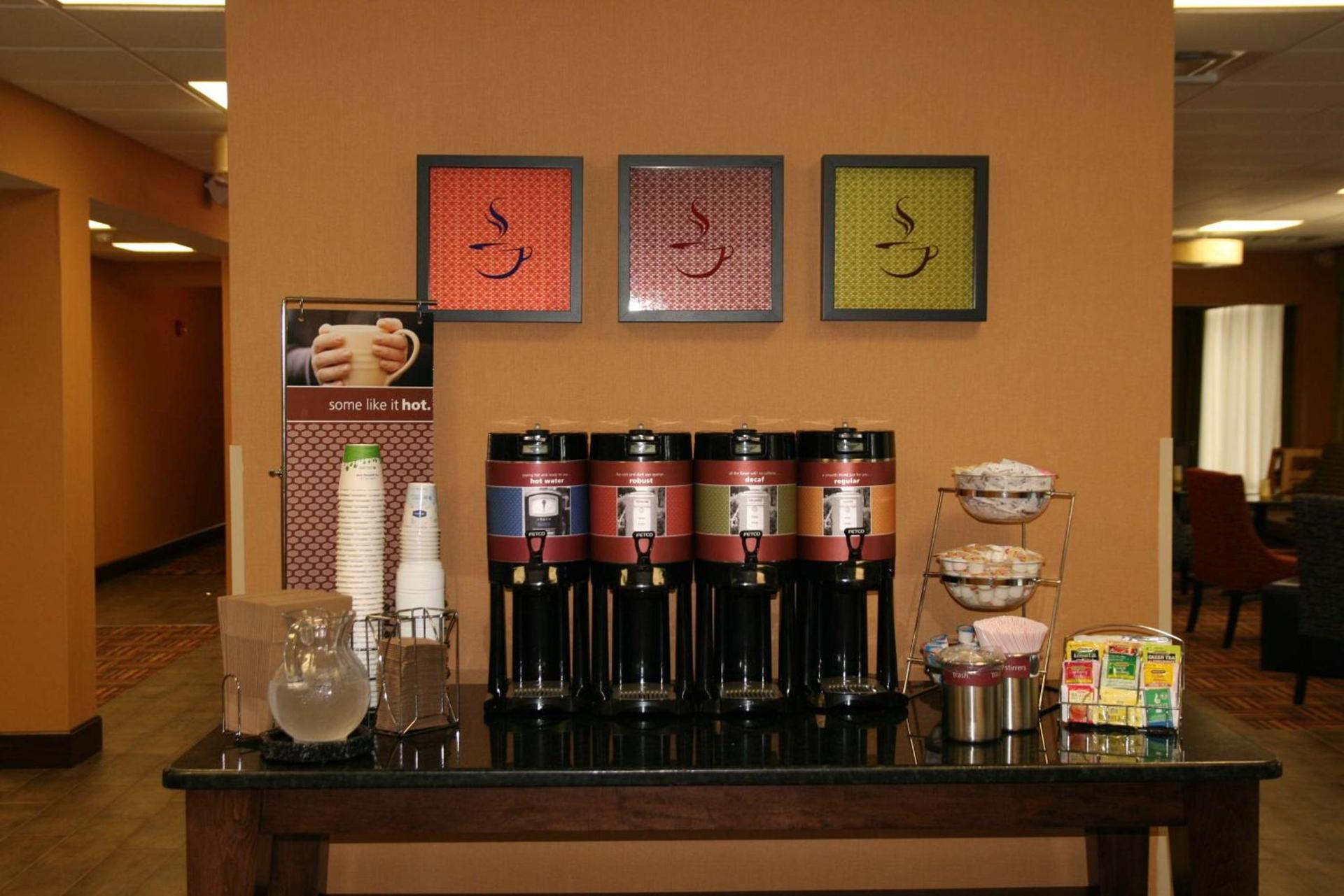 Hampton Inn Youngstown-North photo 15