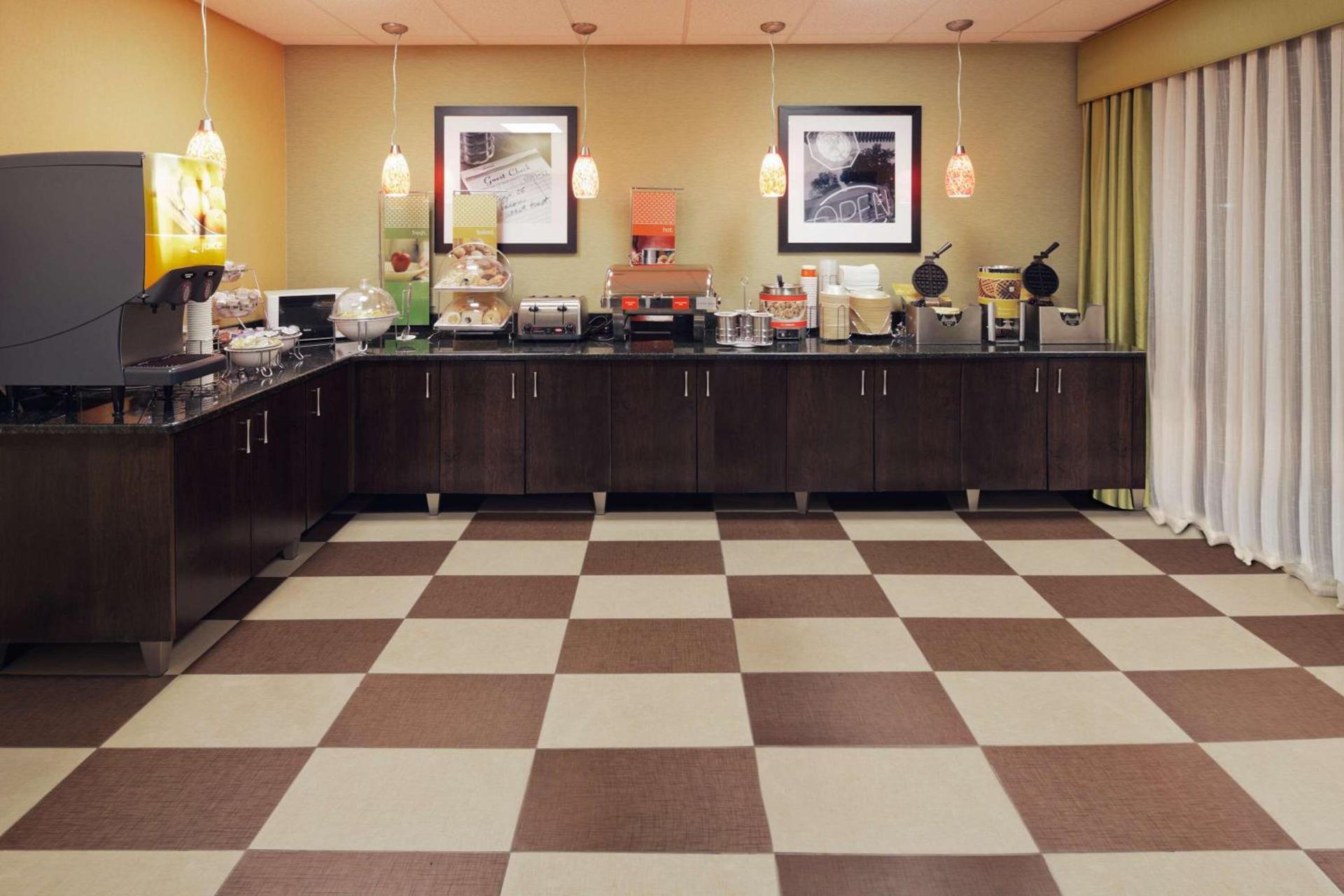 Hampton Inn Youngstown-North photo 16
