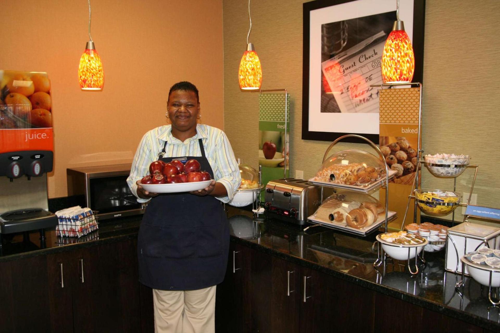 Hampton Inn Youngstown-North photo 17