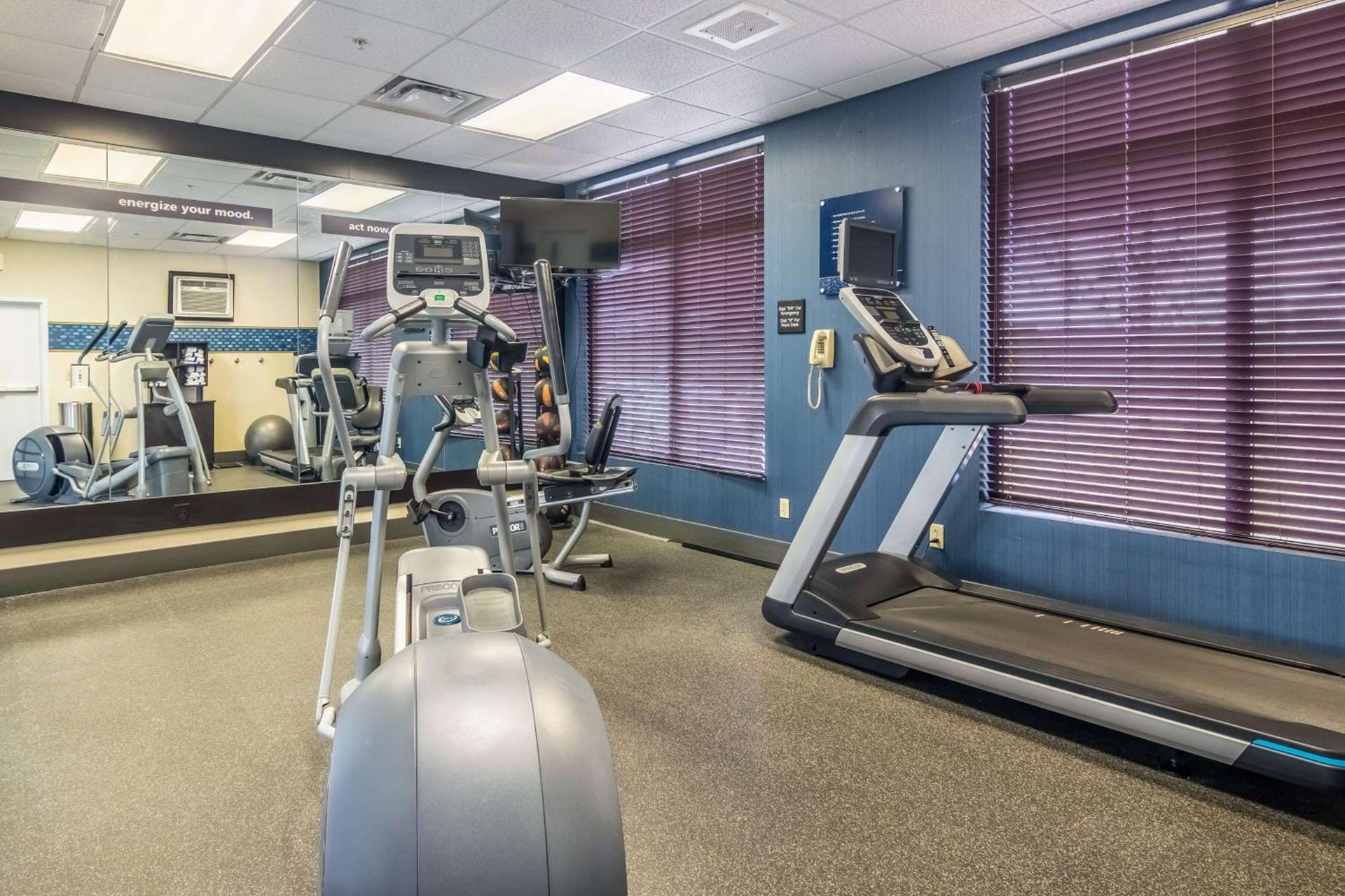 Hampton Inn Youngstown-North photo 18