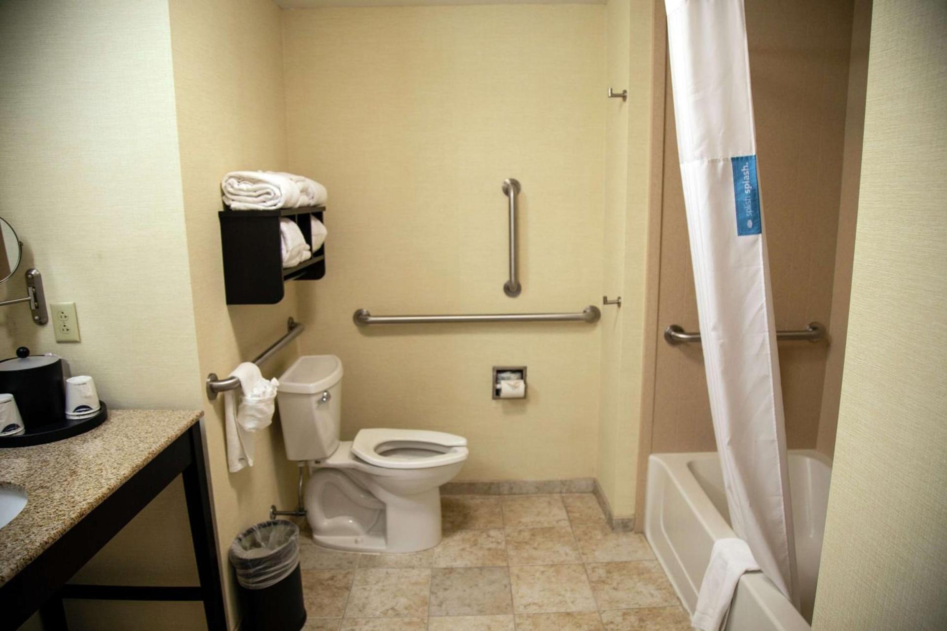 Hampton Inn & Suites Sharon photo 32