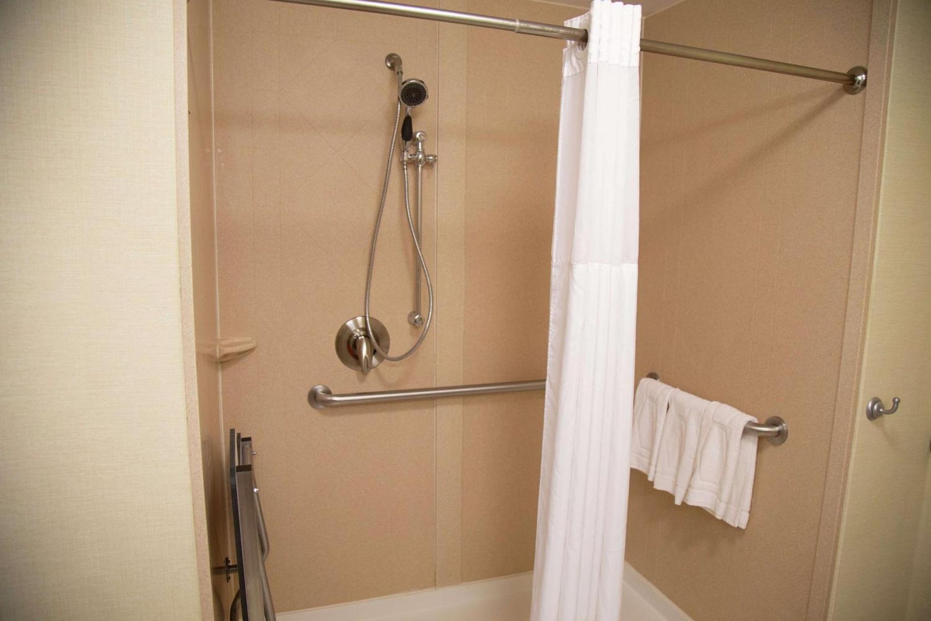 Hampton Inn & Suites Sharon photo 33