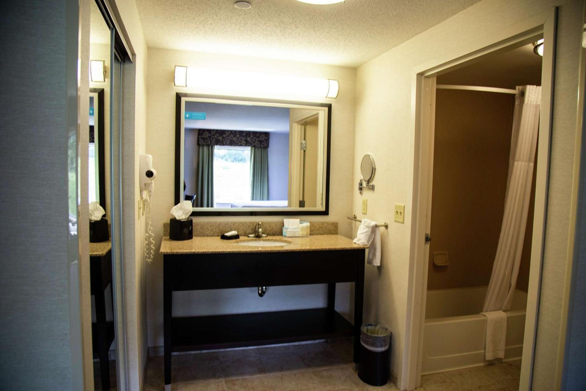 Hampton Inn & Suites Sharon photo 34