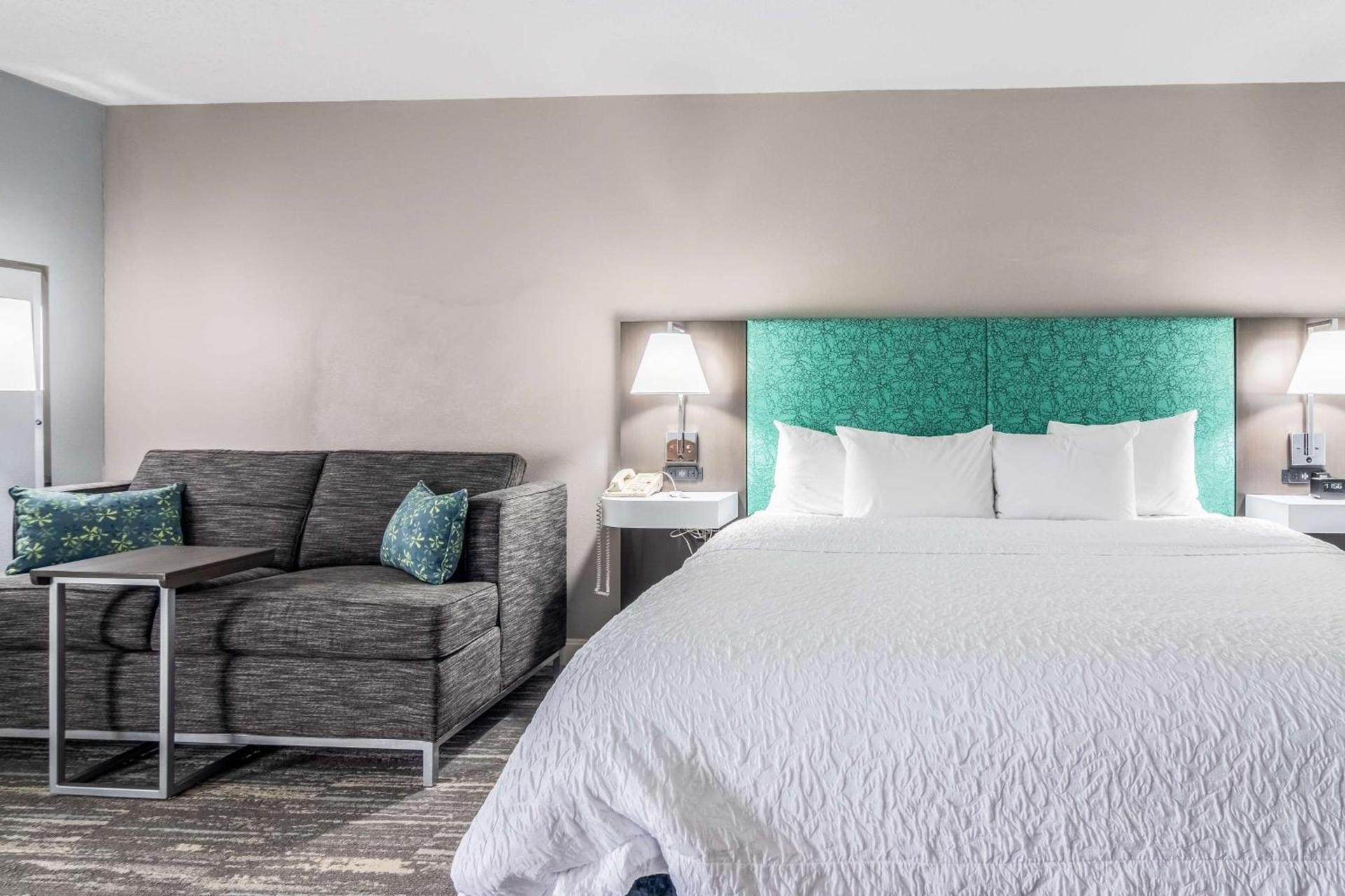 Hampton Inn Youngstown-North photo 22
