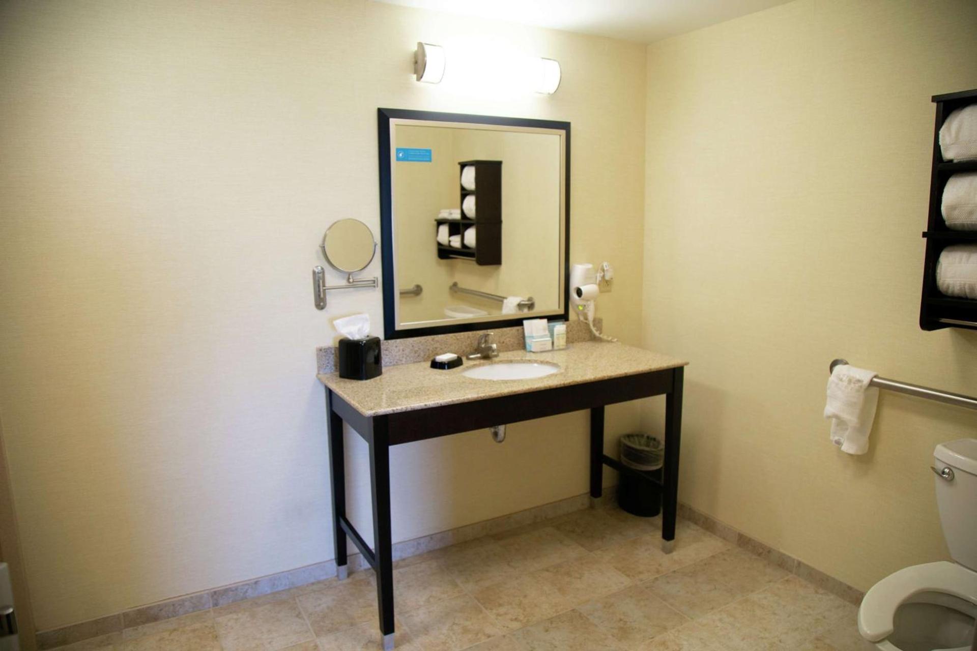 Hampton Inn & Suites Sharon photo 42