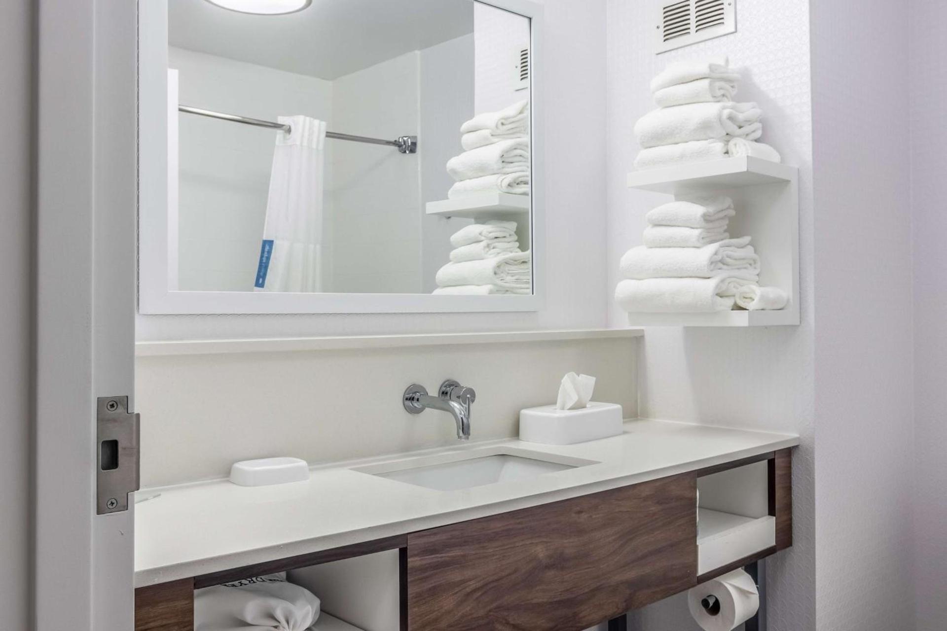 Hampton Inn Youngstown-North photo 23