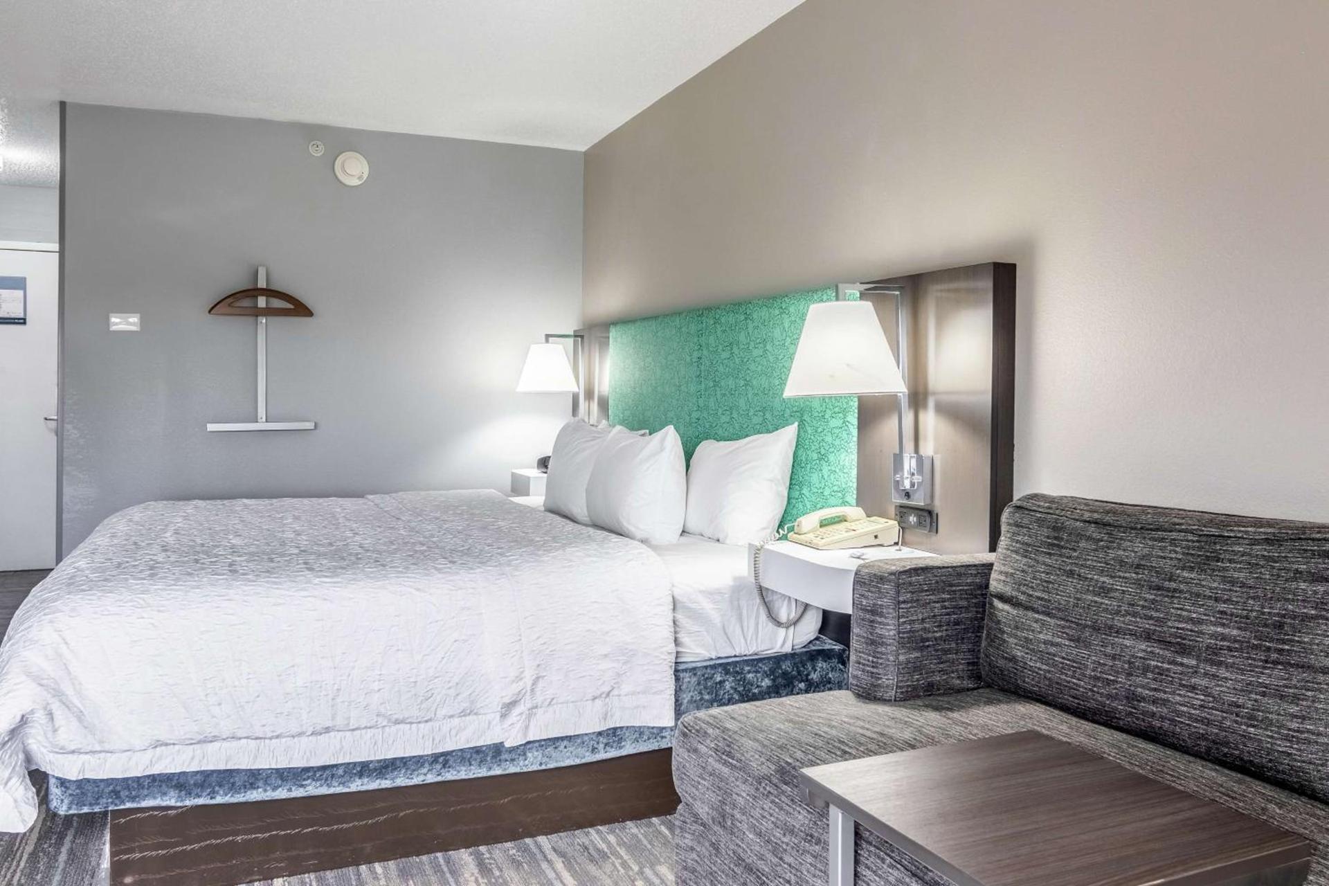 Hampton Inn Youngstown-North photo 24
