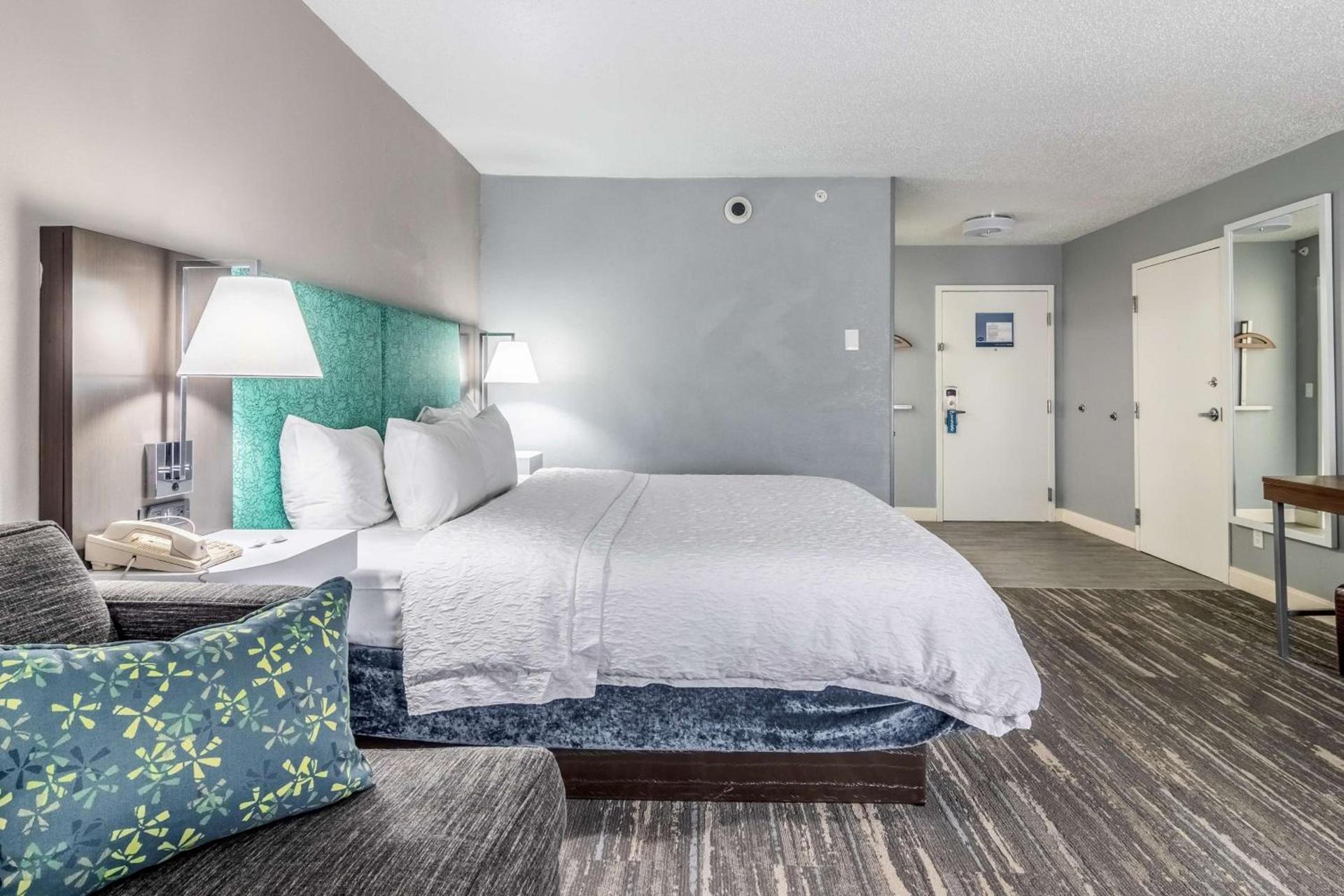 Hampton Inn Youngstown-North photo 25