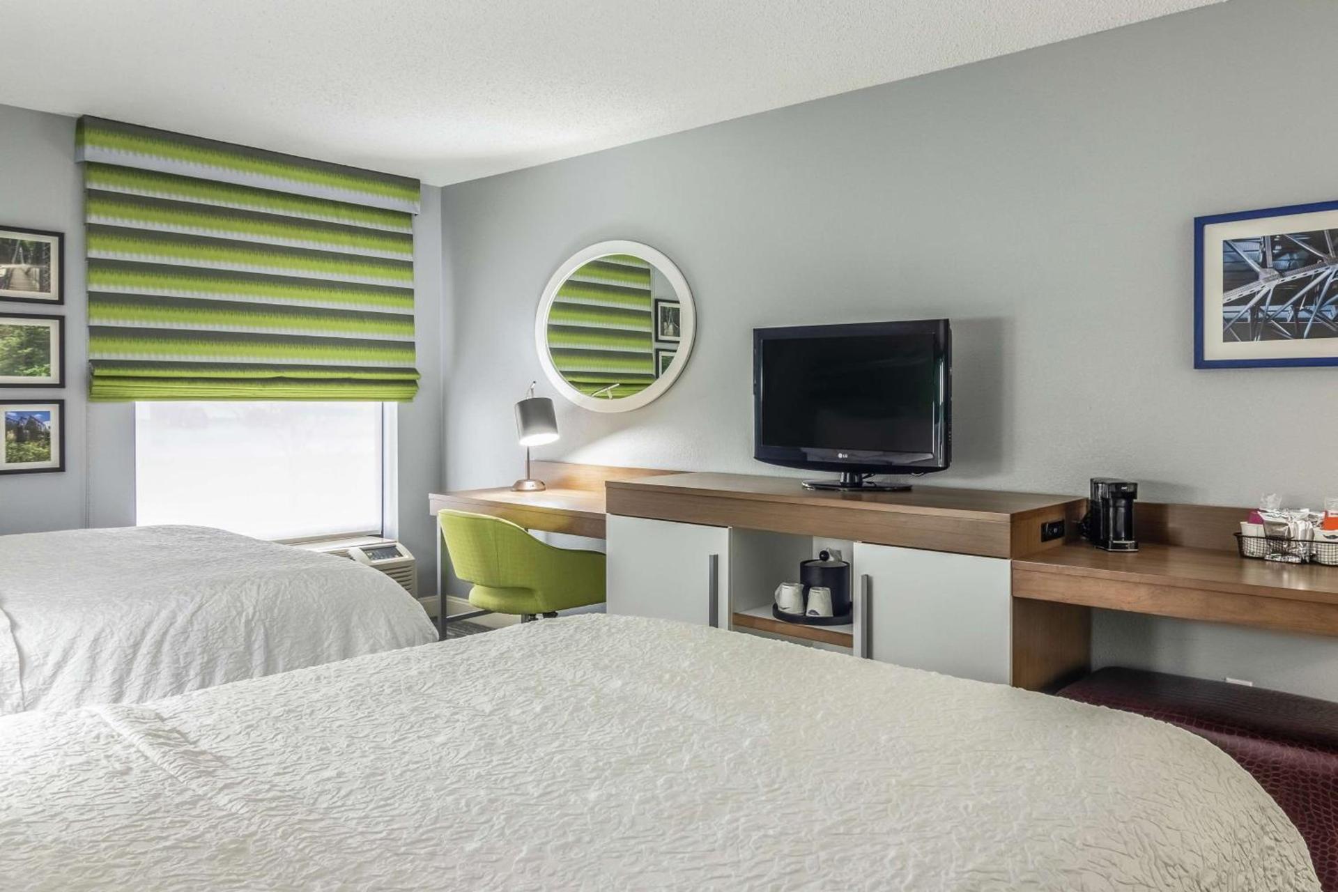 Hampton Inn Youngstown-North photo 26