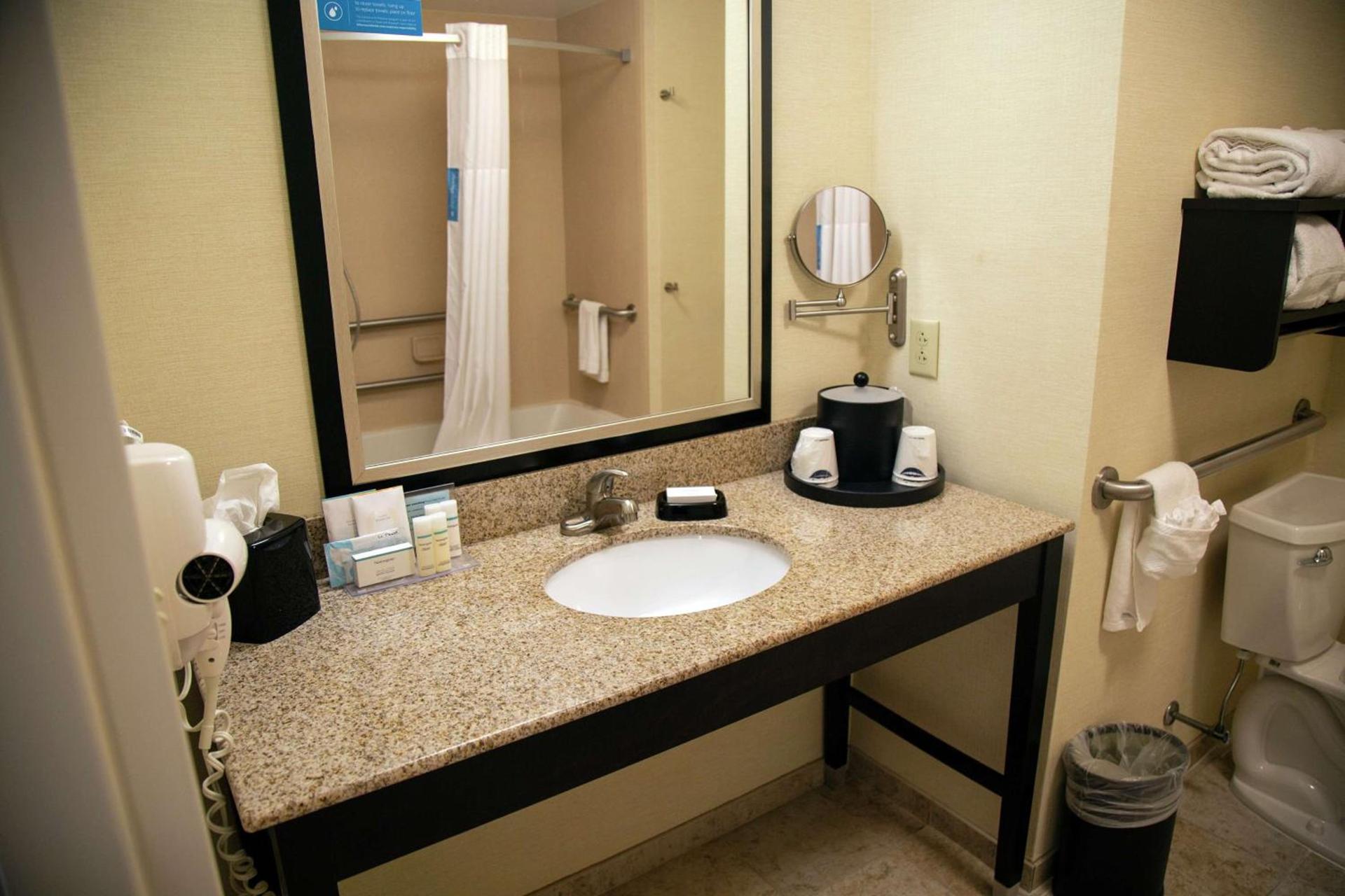 Hampton Inn & Suites Sharon photo 49
