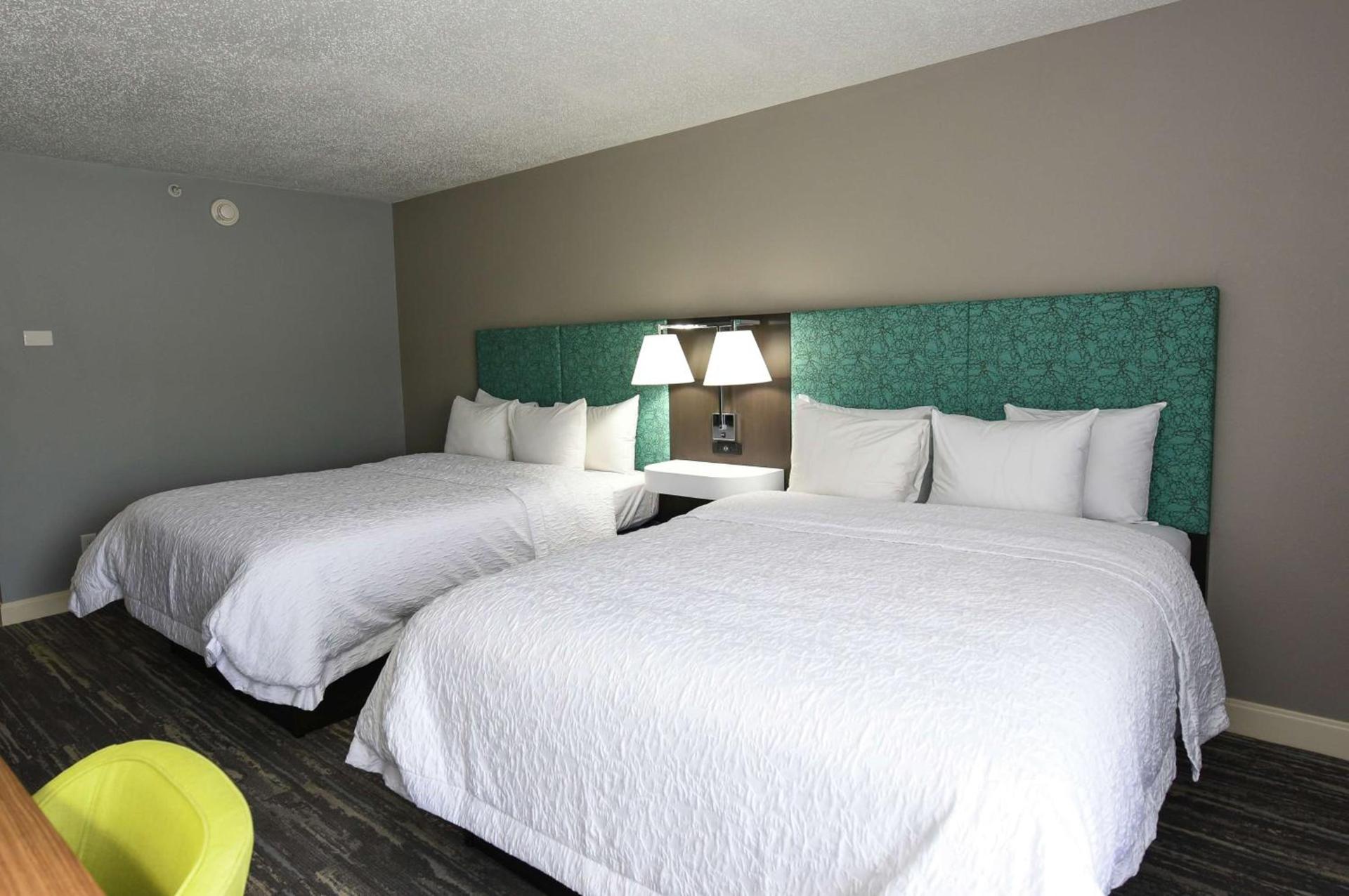 Hampton Inn Youngstown-North photo 28