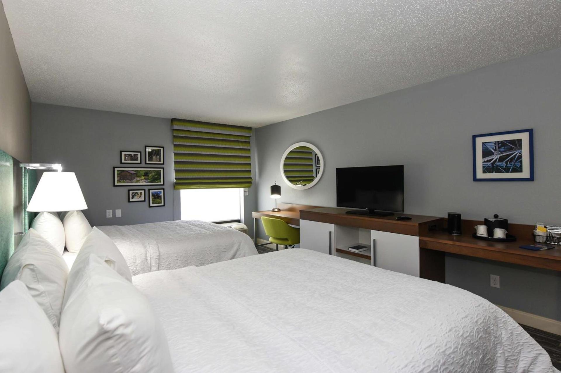 Hampton Inn Youngstown-North photo 30