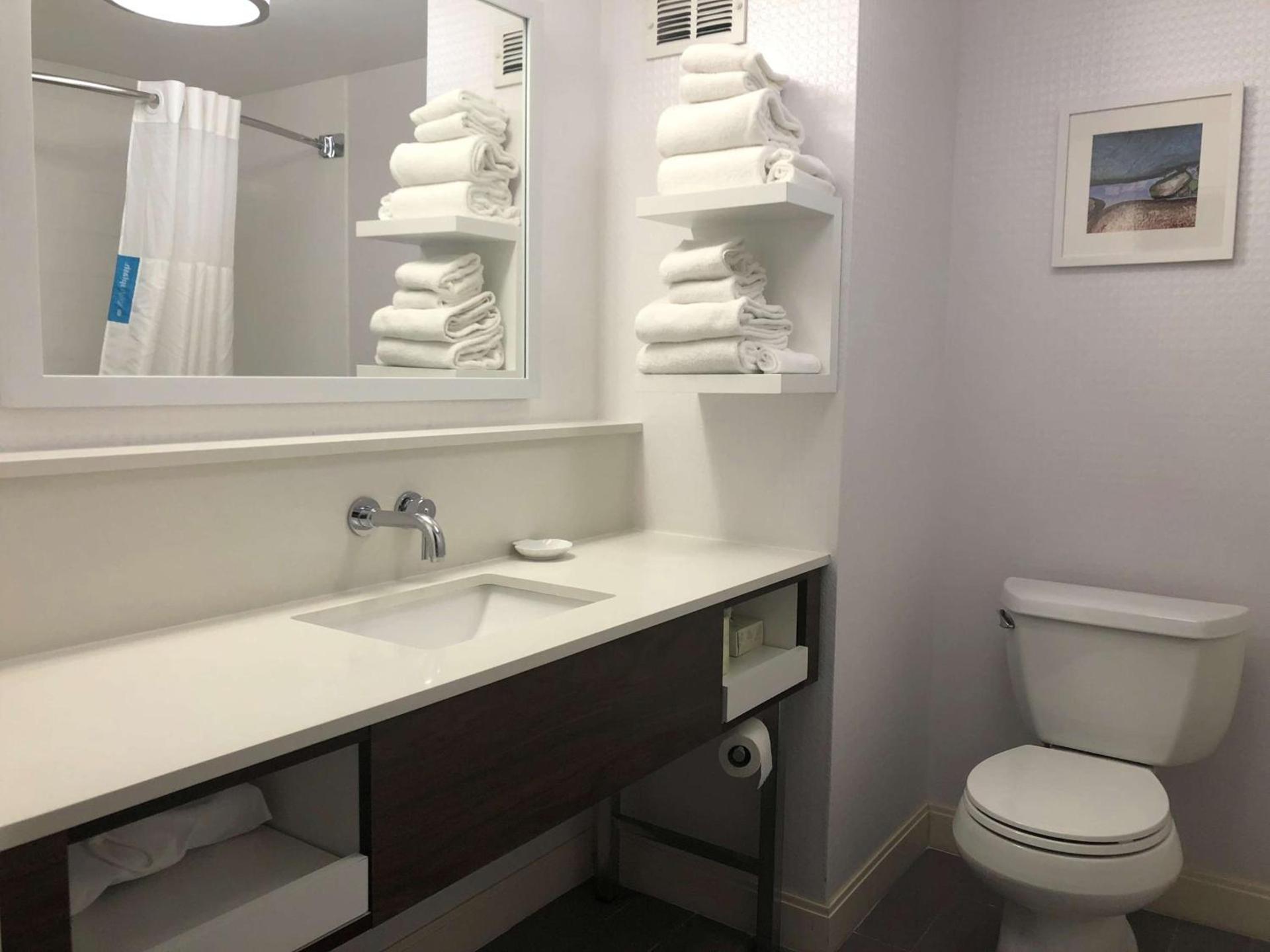 Hampton Inn Youngstown-North photo 31