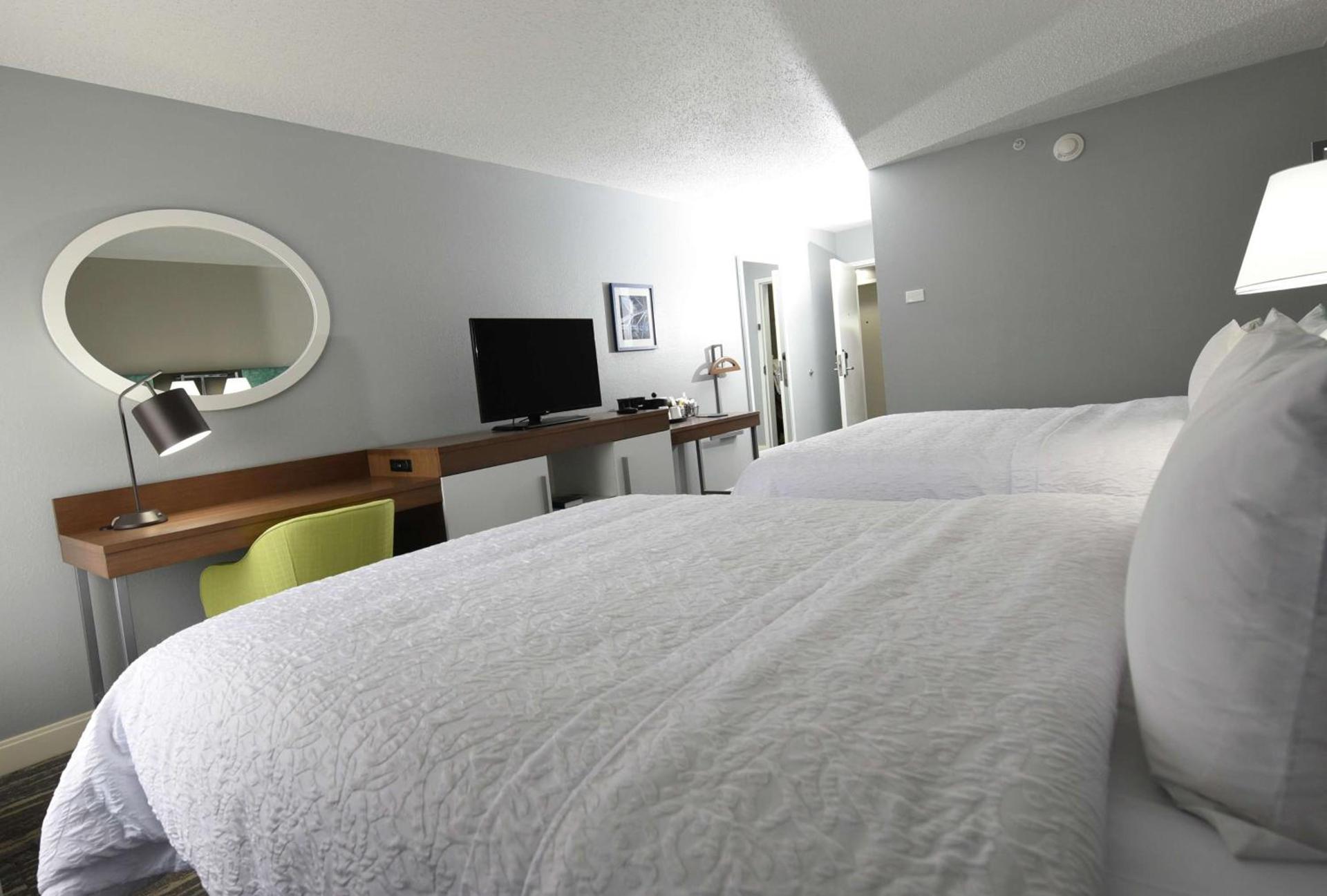 Hampton Inn Youngstown-North photo 32