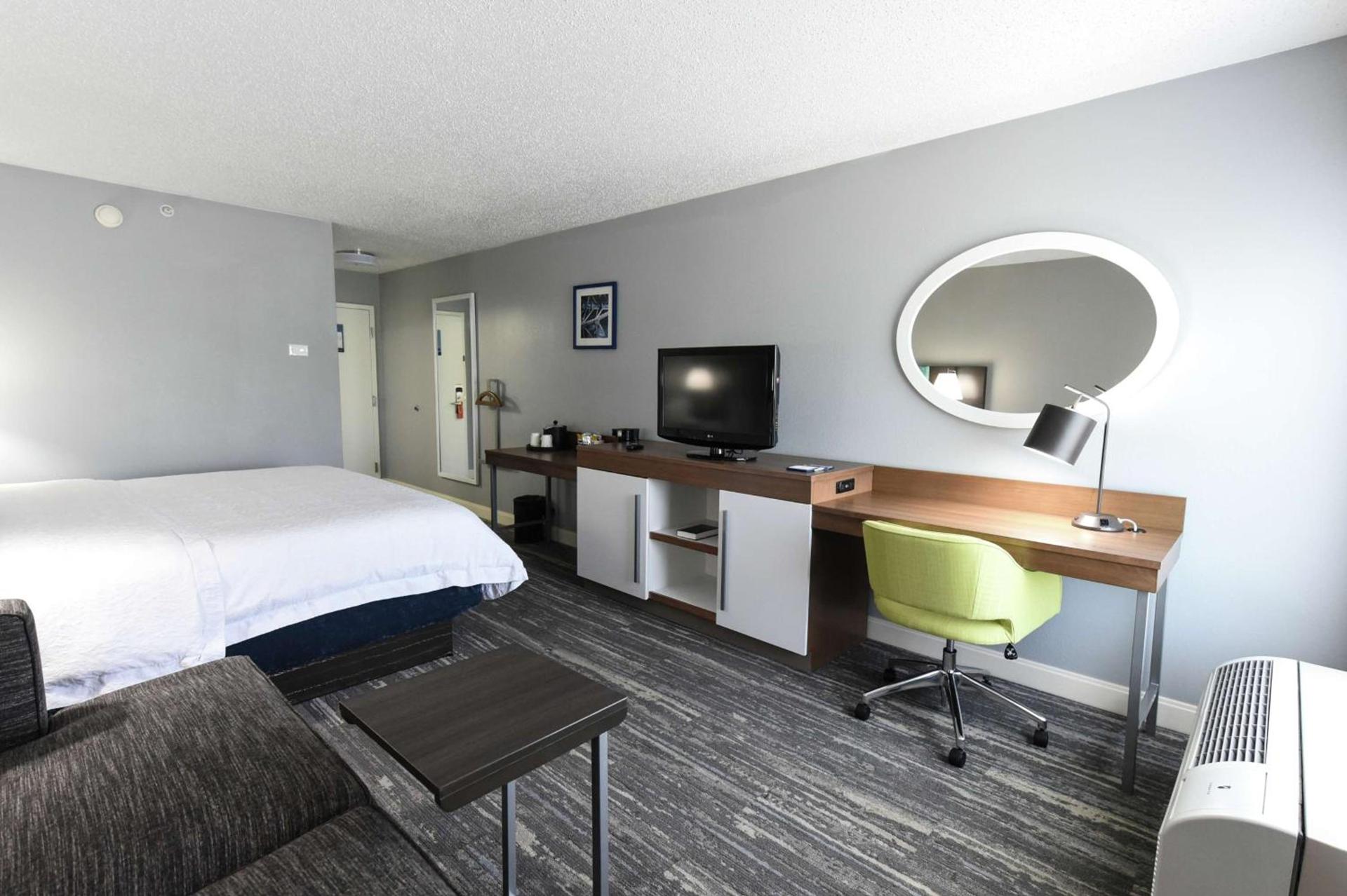 Hampton Inn Youngstown-North photo 33