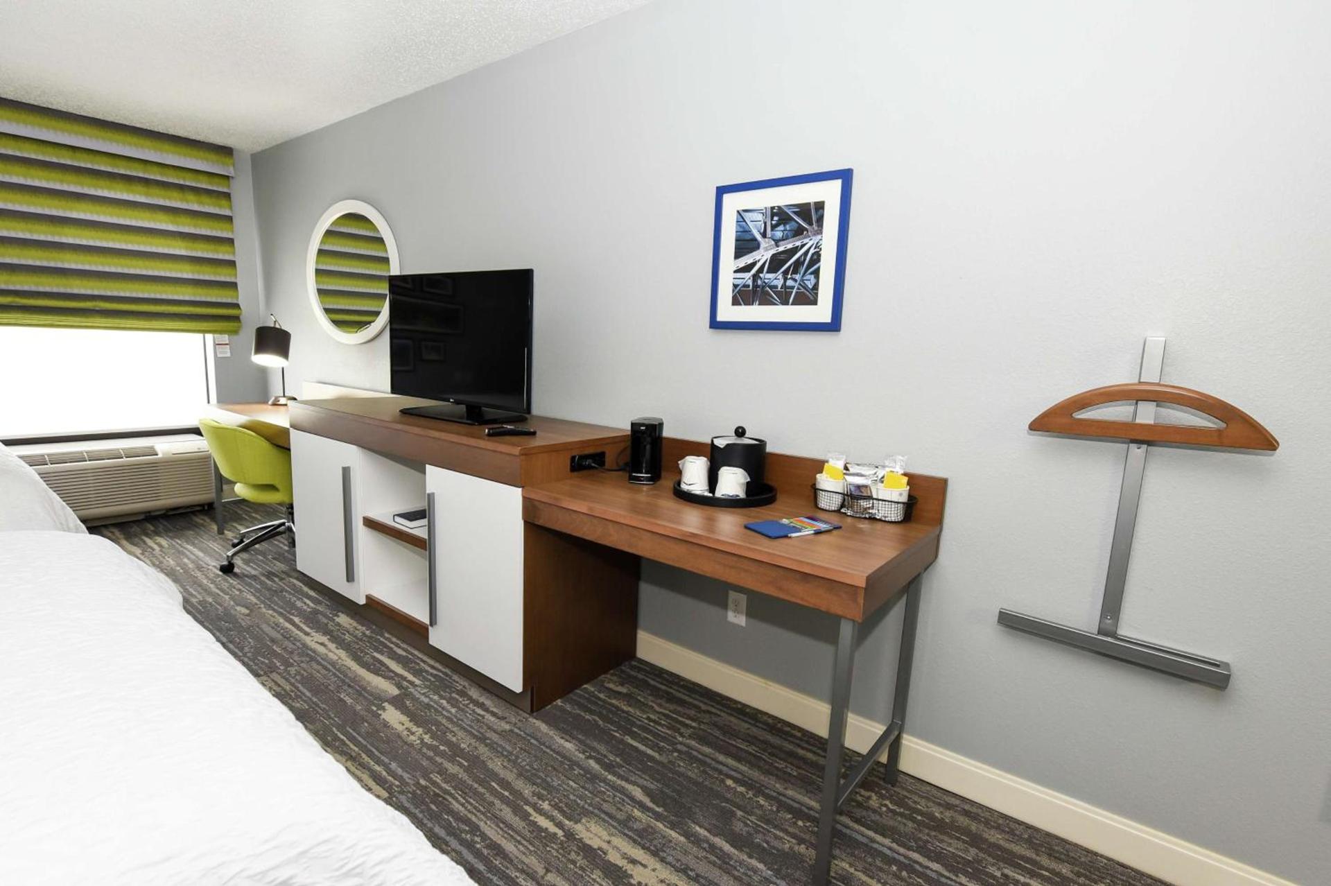 Hampton Inn Youngstown-North photo 34