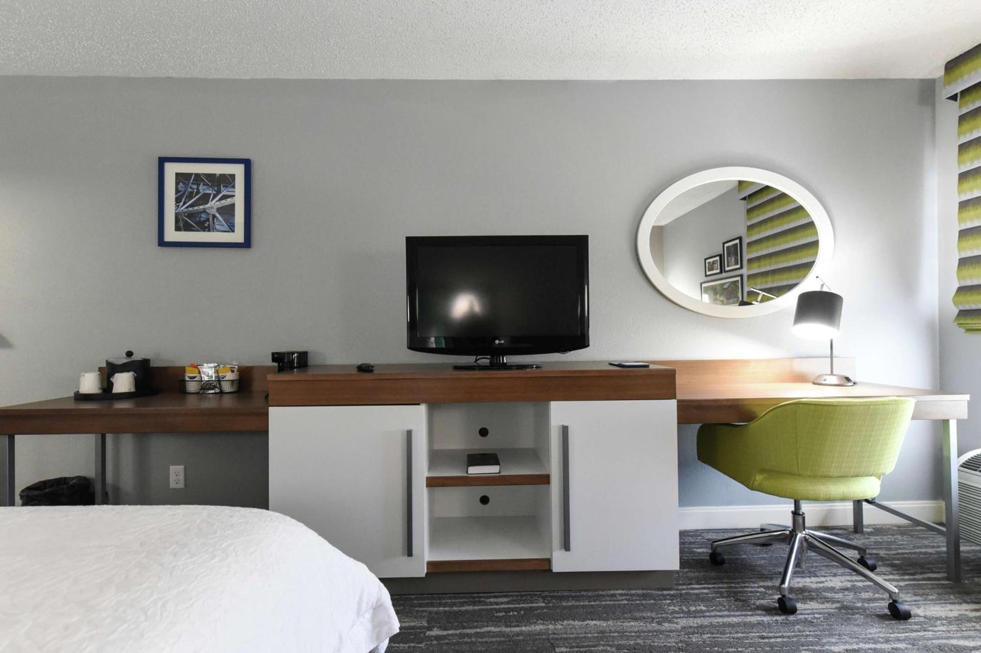 Hampton Inn Youngstown-North photo 35