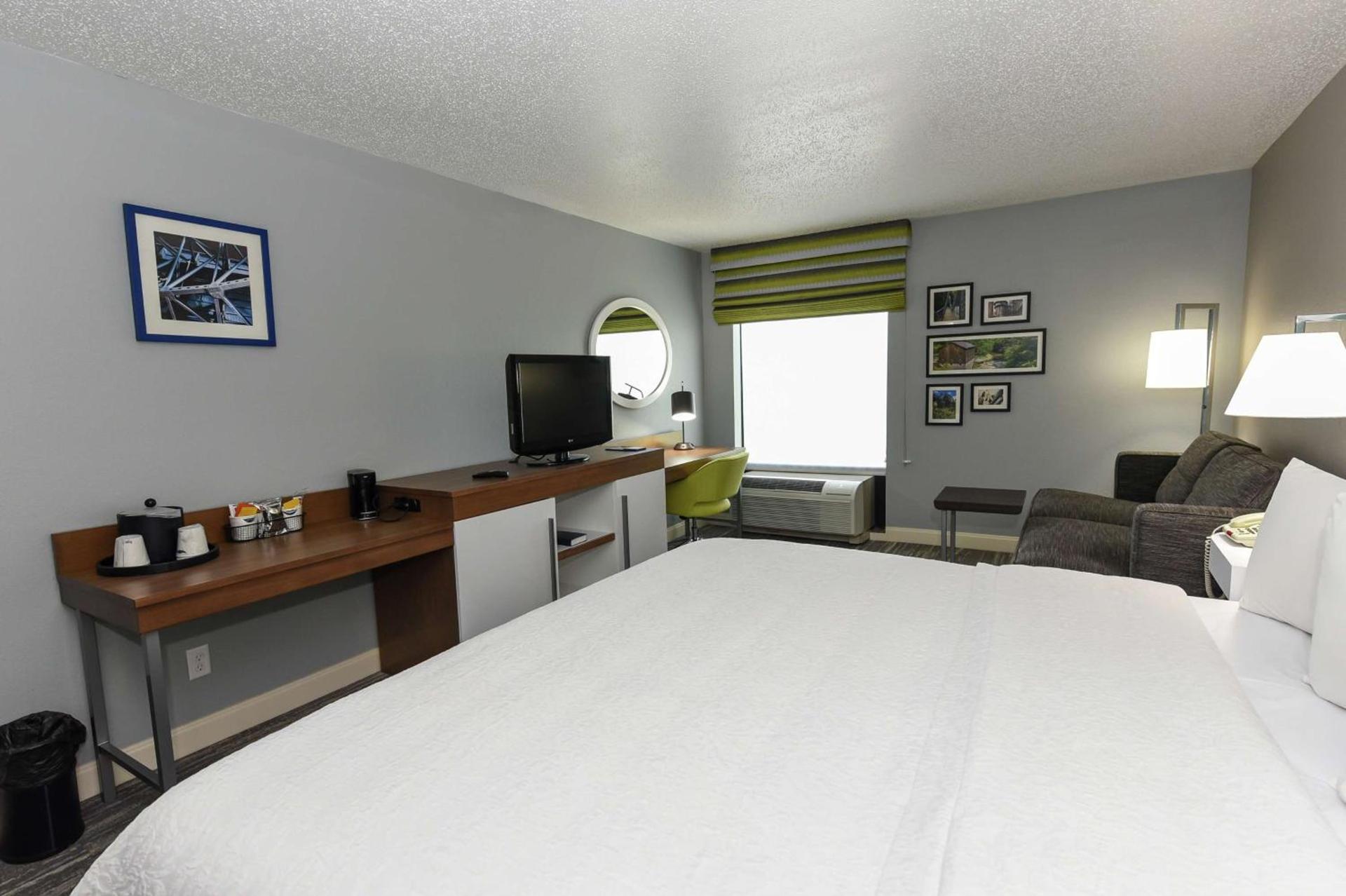 Hampton Inn Youngstown-North photo 36
