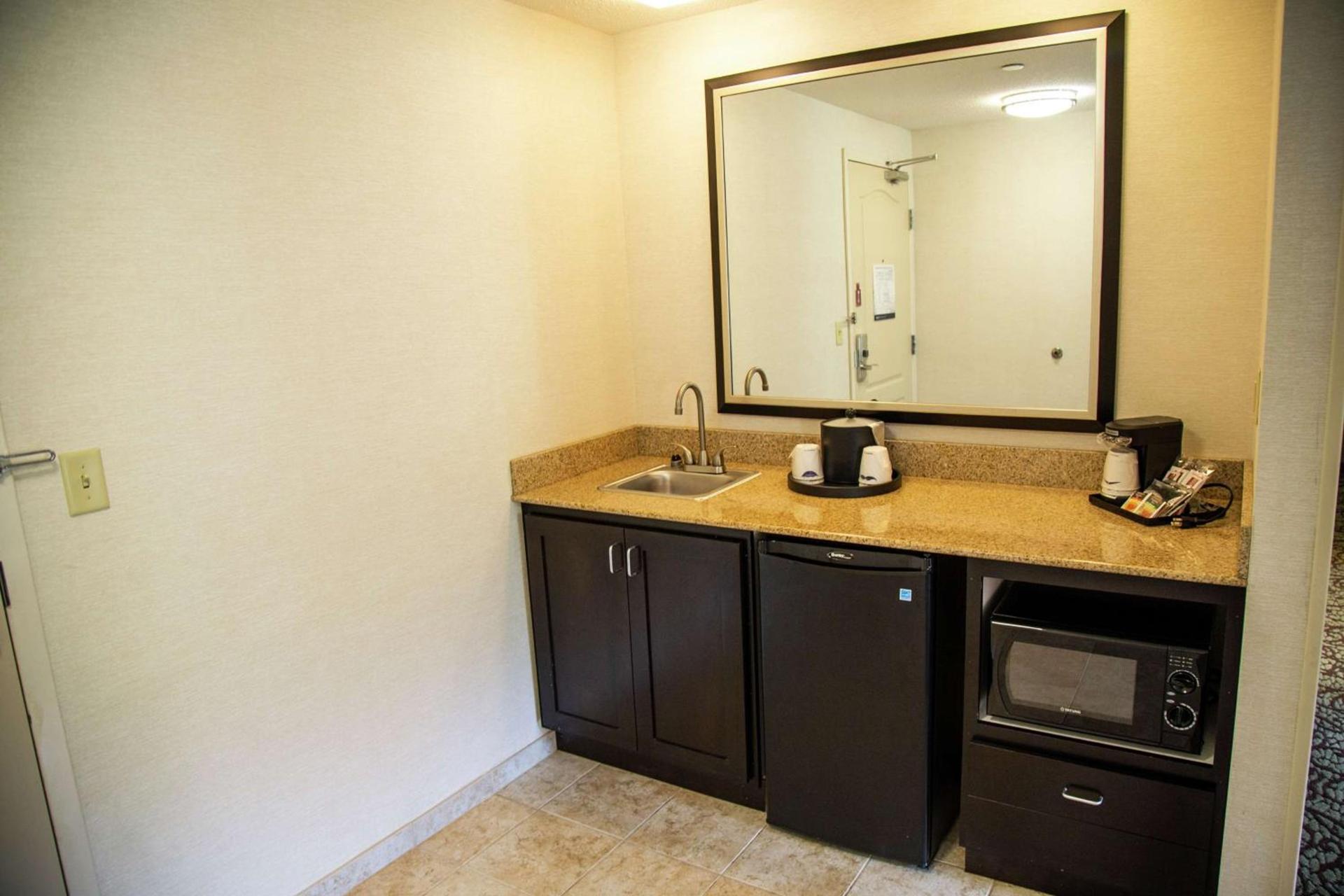 Hampton Inn & Suites Sharon photo 61