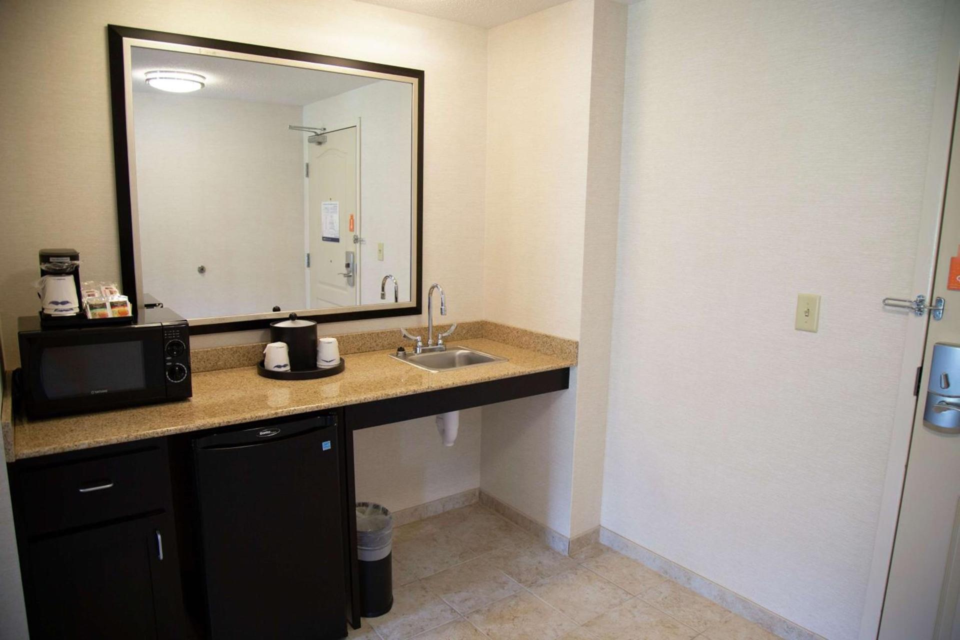 Hampton Inn & Suites Sharon photo 63