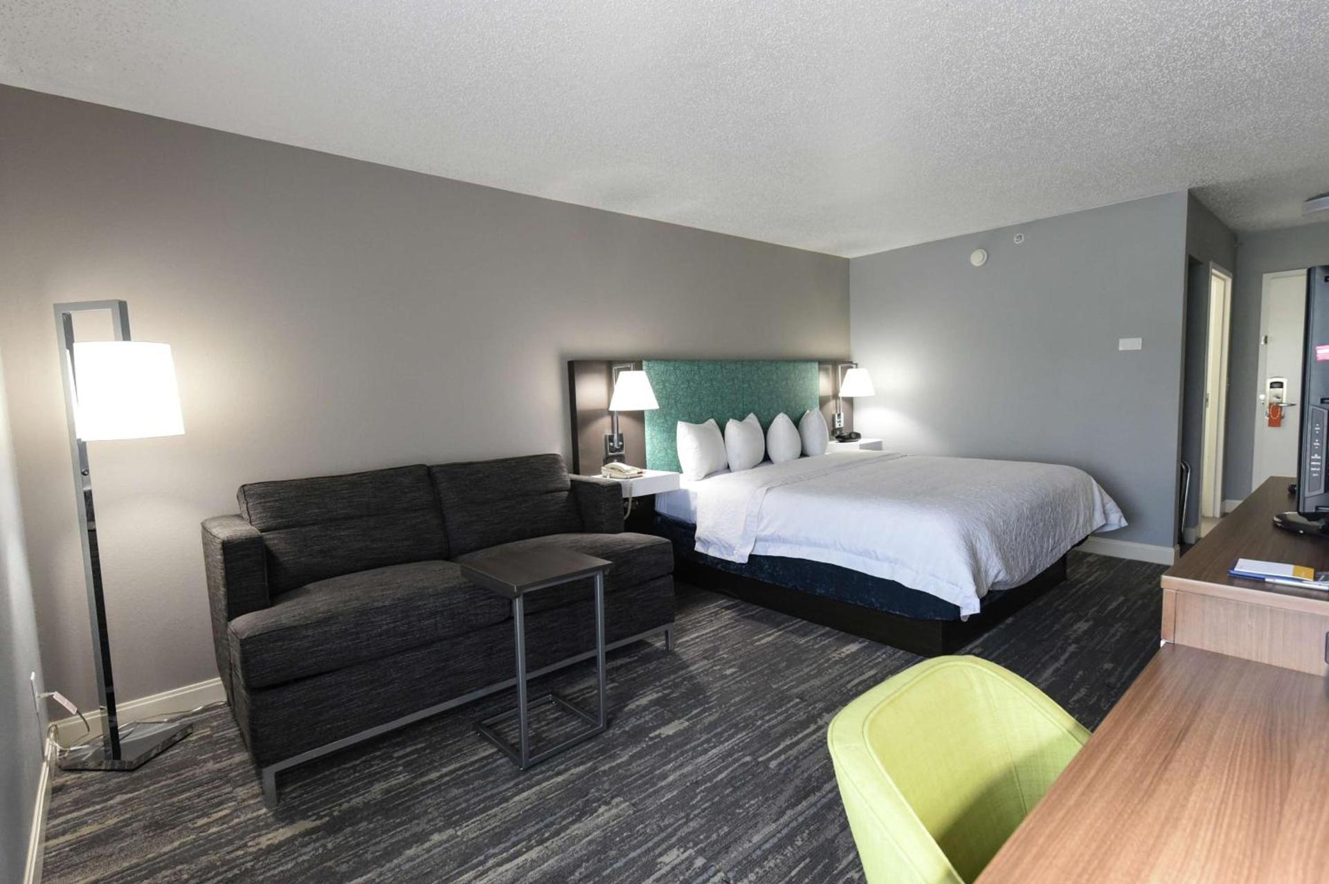 Hampton Inn Youngstown-North photo 38