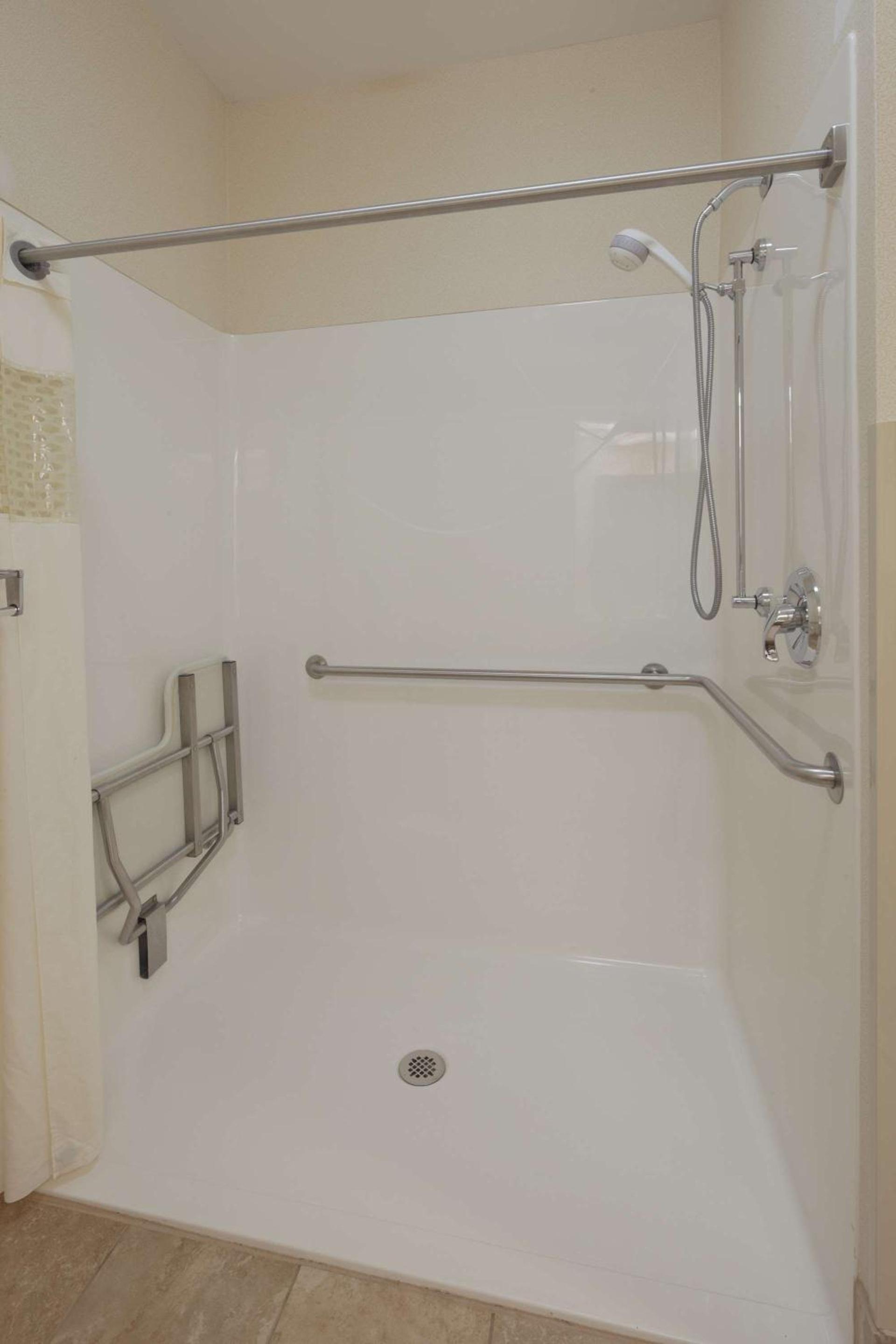 Hampton Inn Youngstown-North photo 40