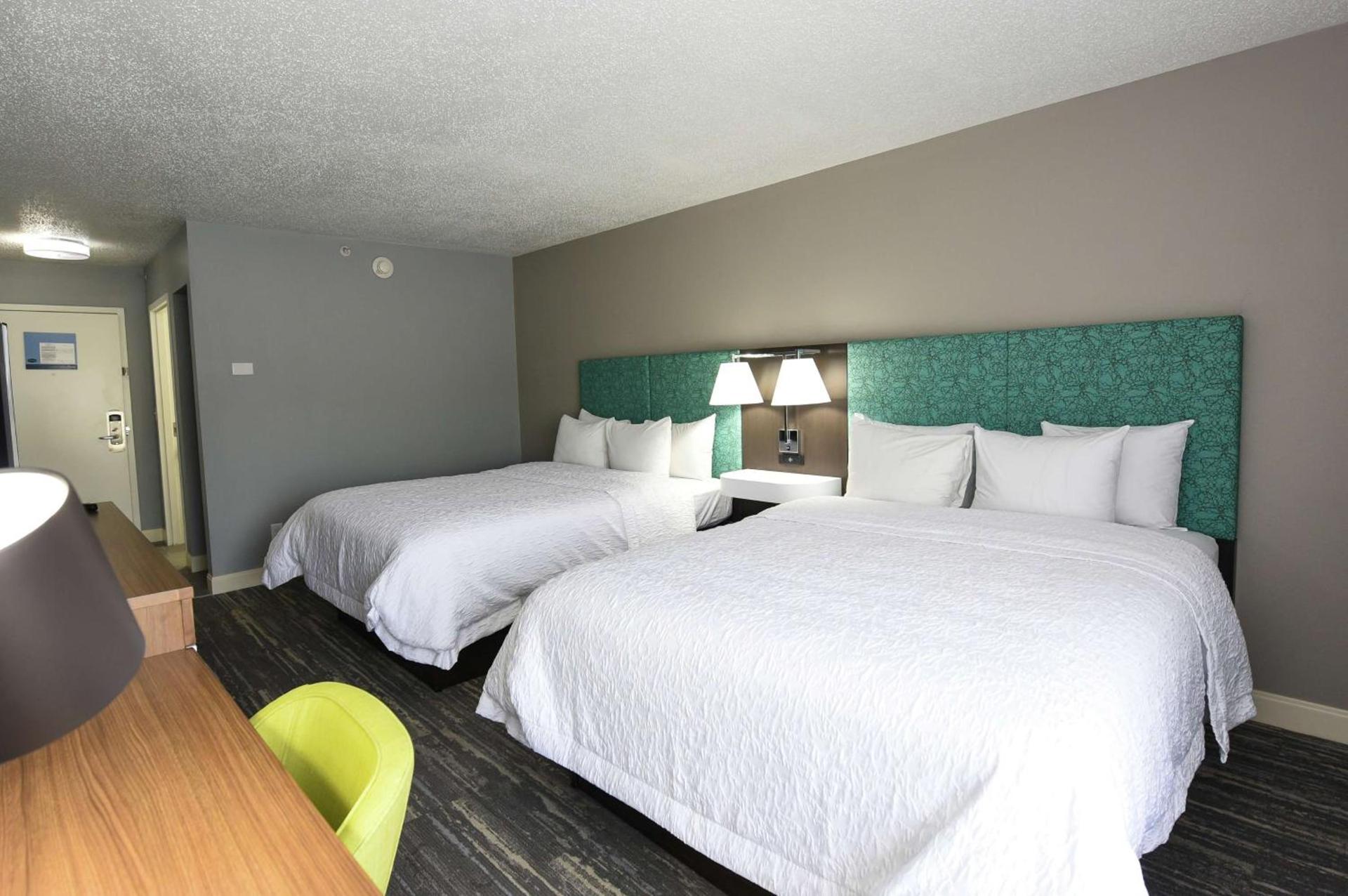 Hampton Inn Youngstown-North photo 39