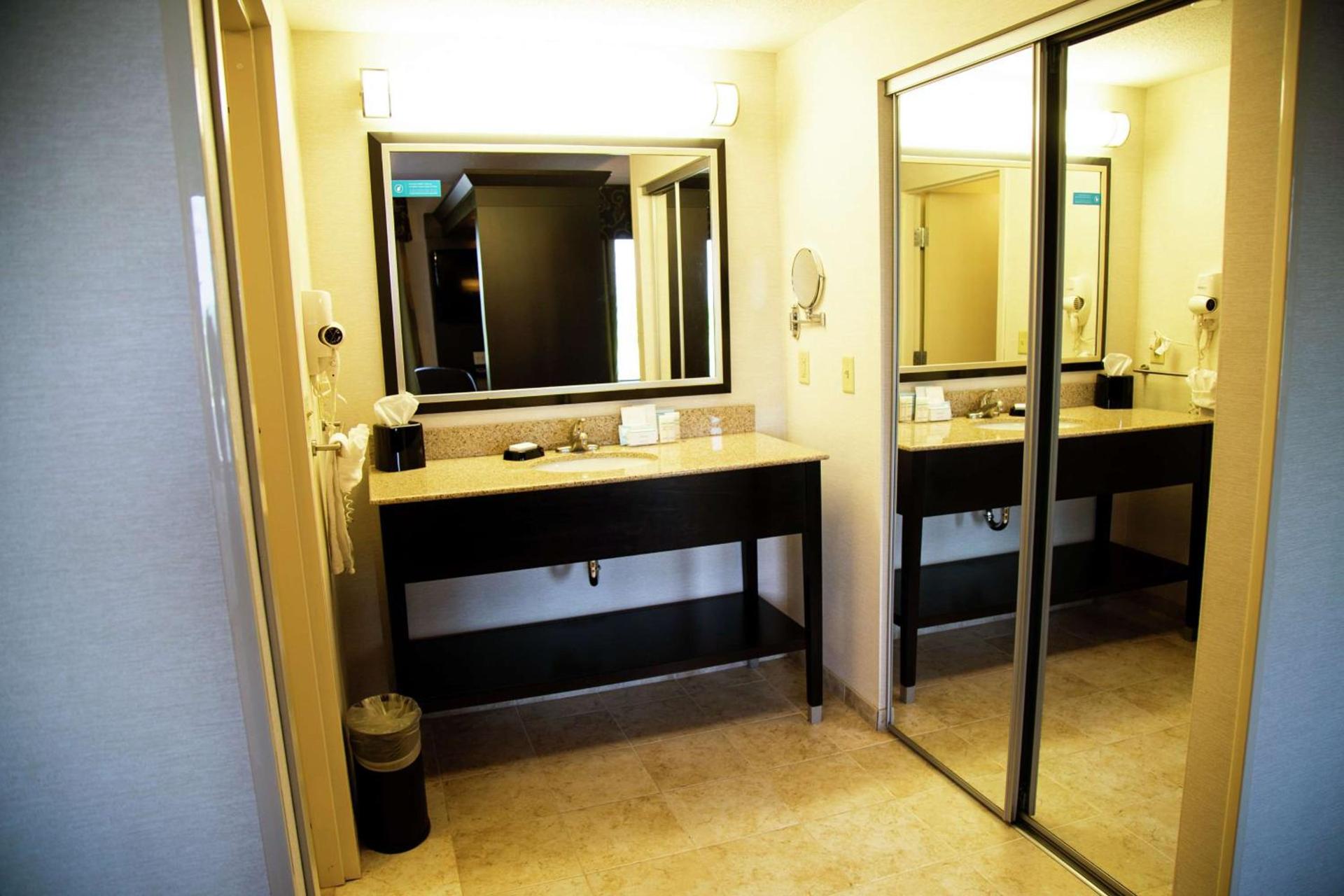 Hampton Inn & Suites Sharon photo 56
