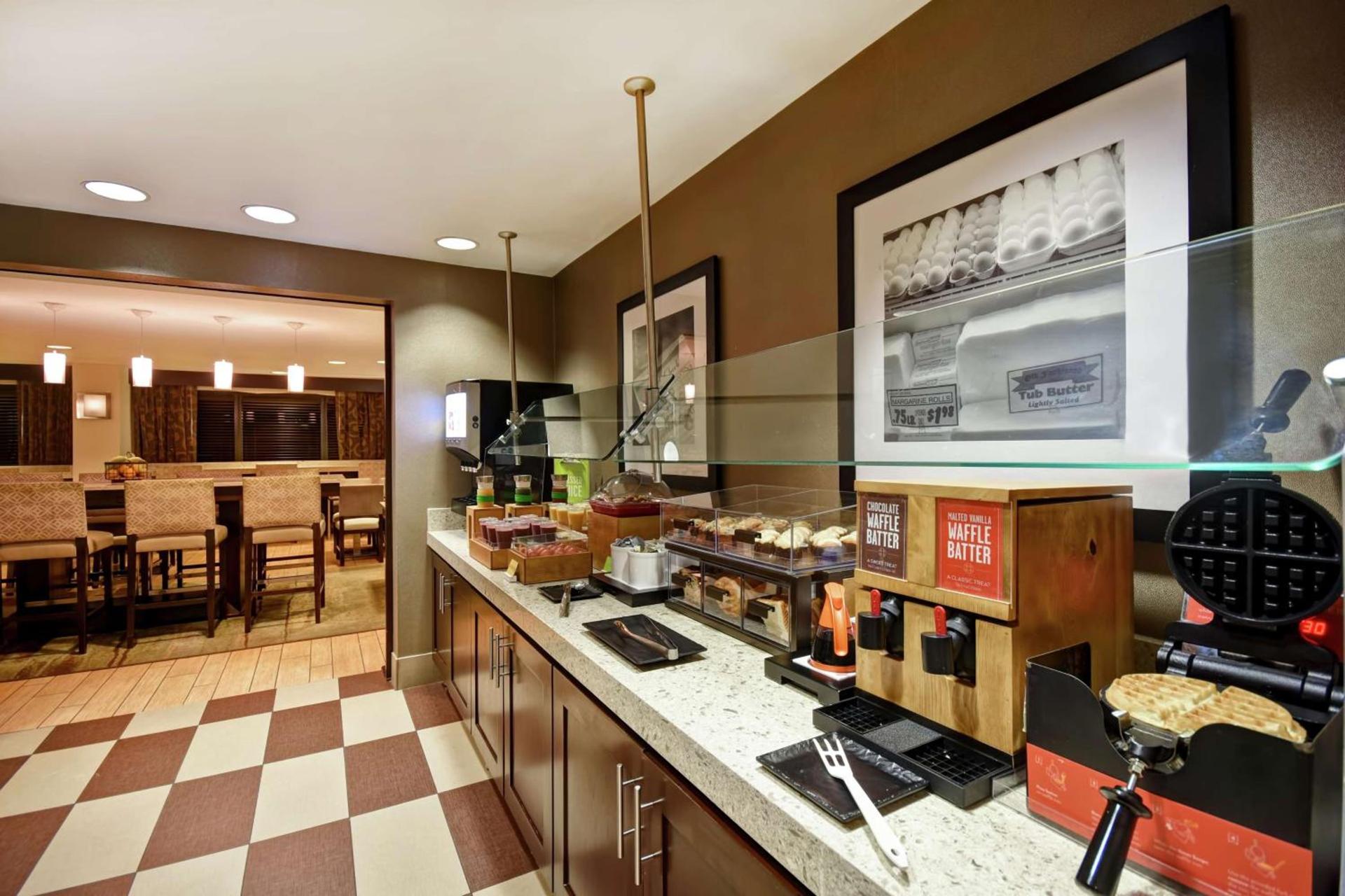 Hampton Inn Atlanta-Mall Of Georgia photo 12