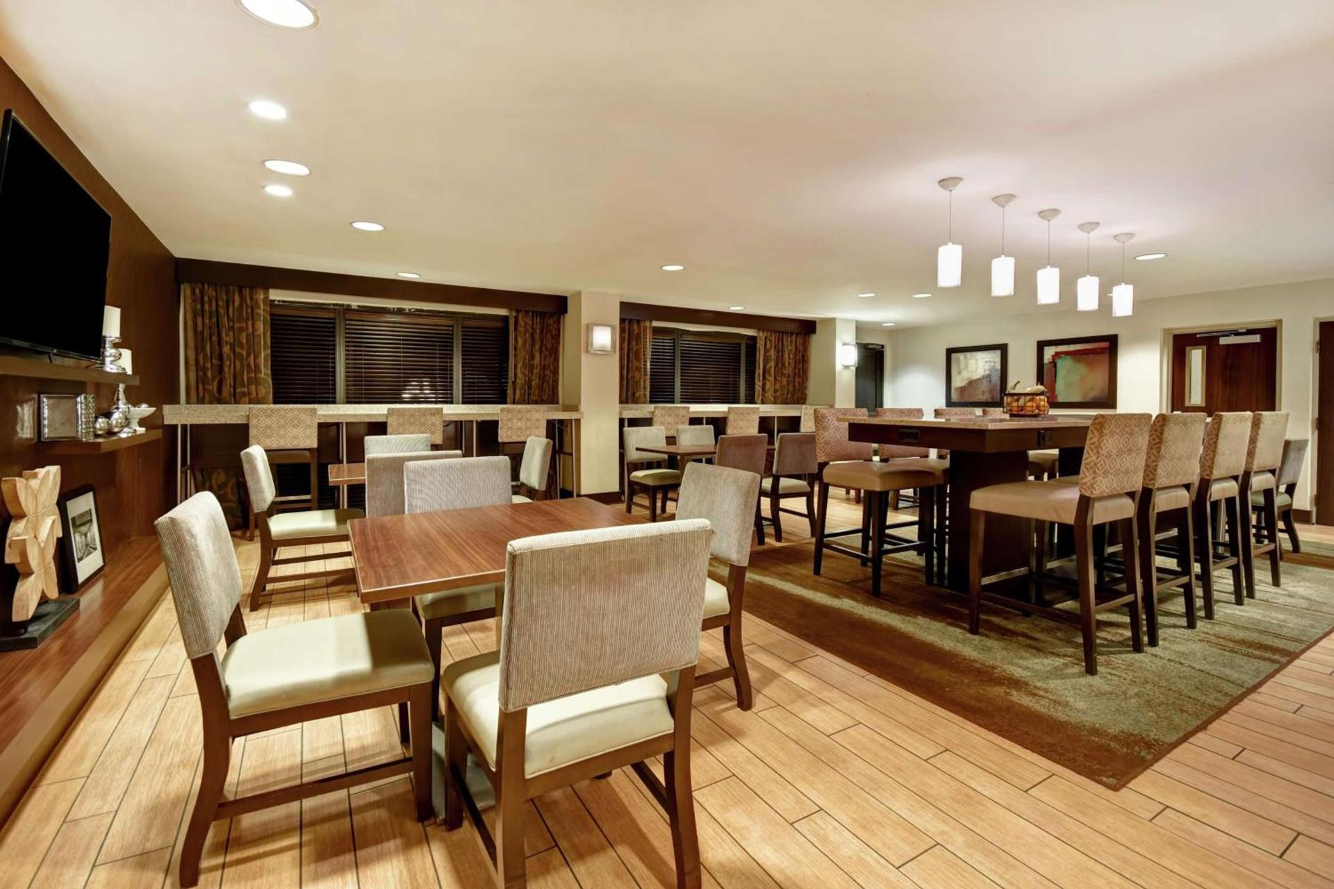 Hampton Inn Atlanta-Mall Of Georgia photo 14
