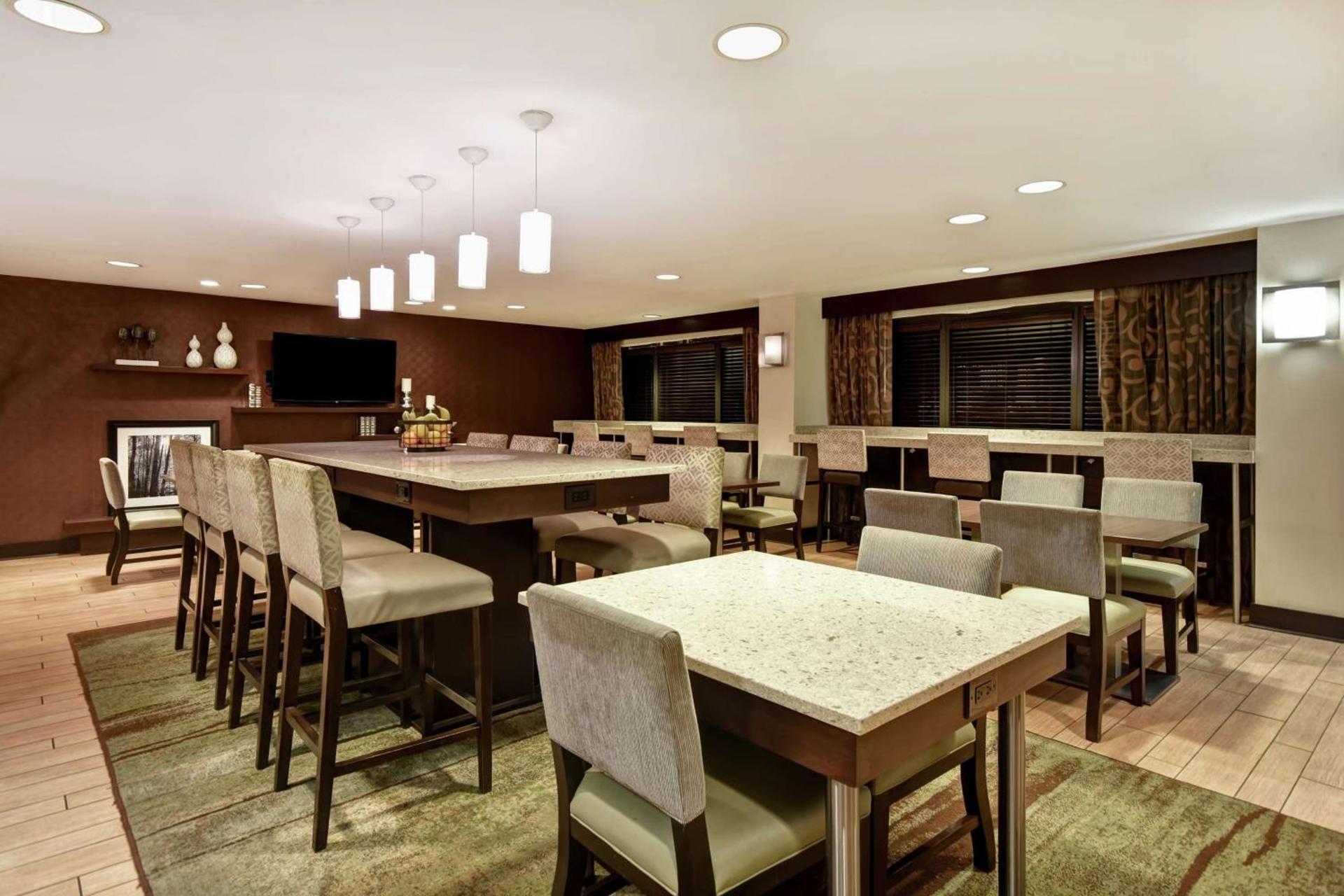 Hampton Inn Atlanta-Mall Of Georgia photo 13