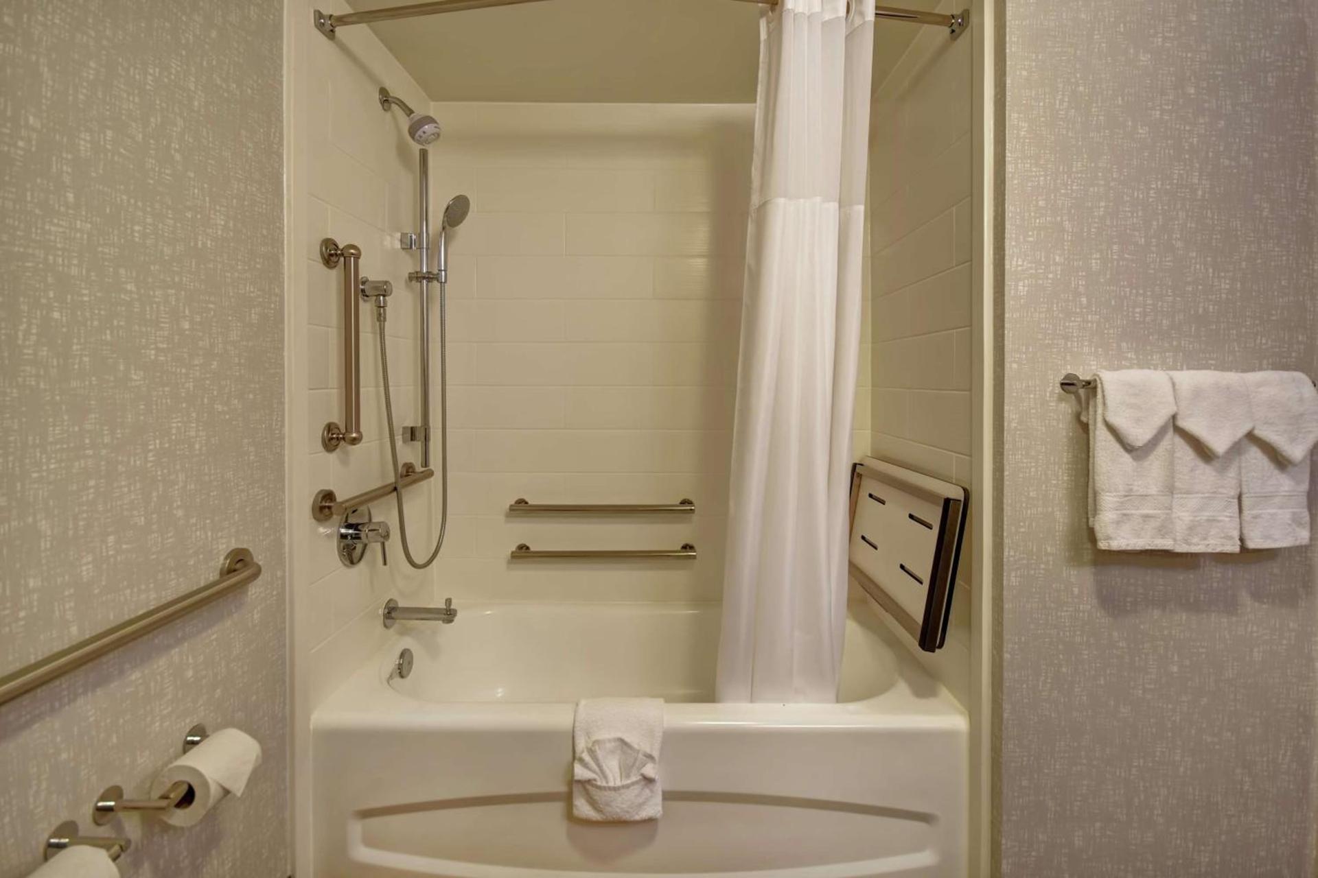 Hampton Inn Atlanta-Mall Of Georgia photo 17