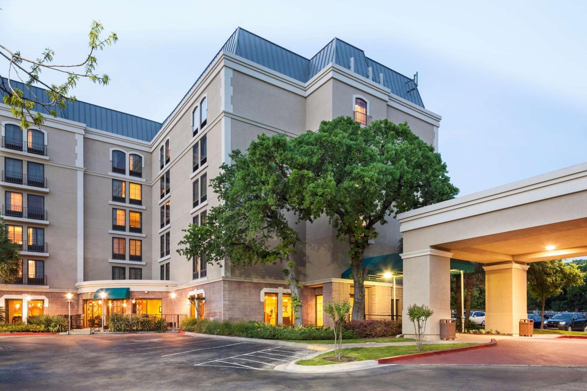 DoubleTree by Hilton Austin-University Area photo 1