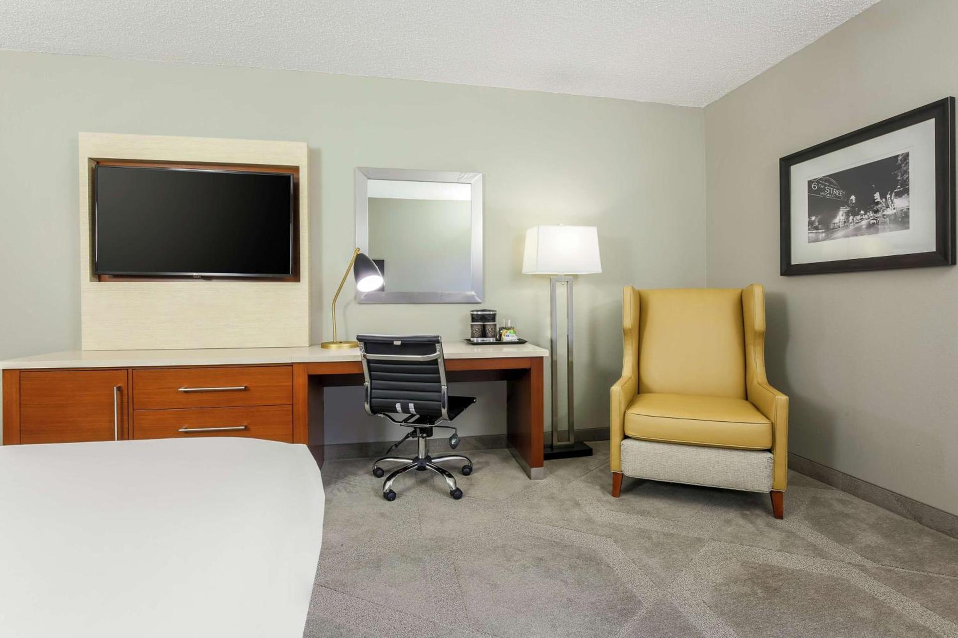 DoubleTree by Hilton Austin-University Area photo 22