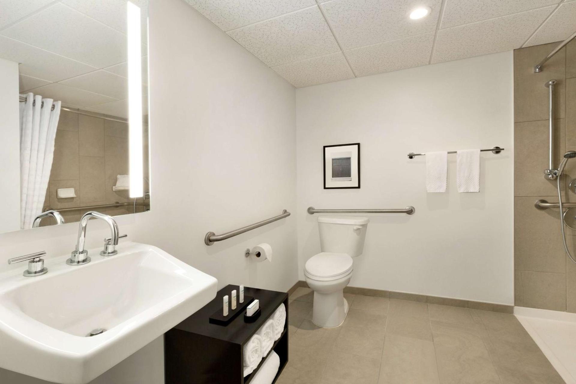 Embassy Suites Boca Raton photo 32