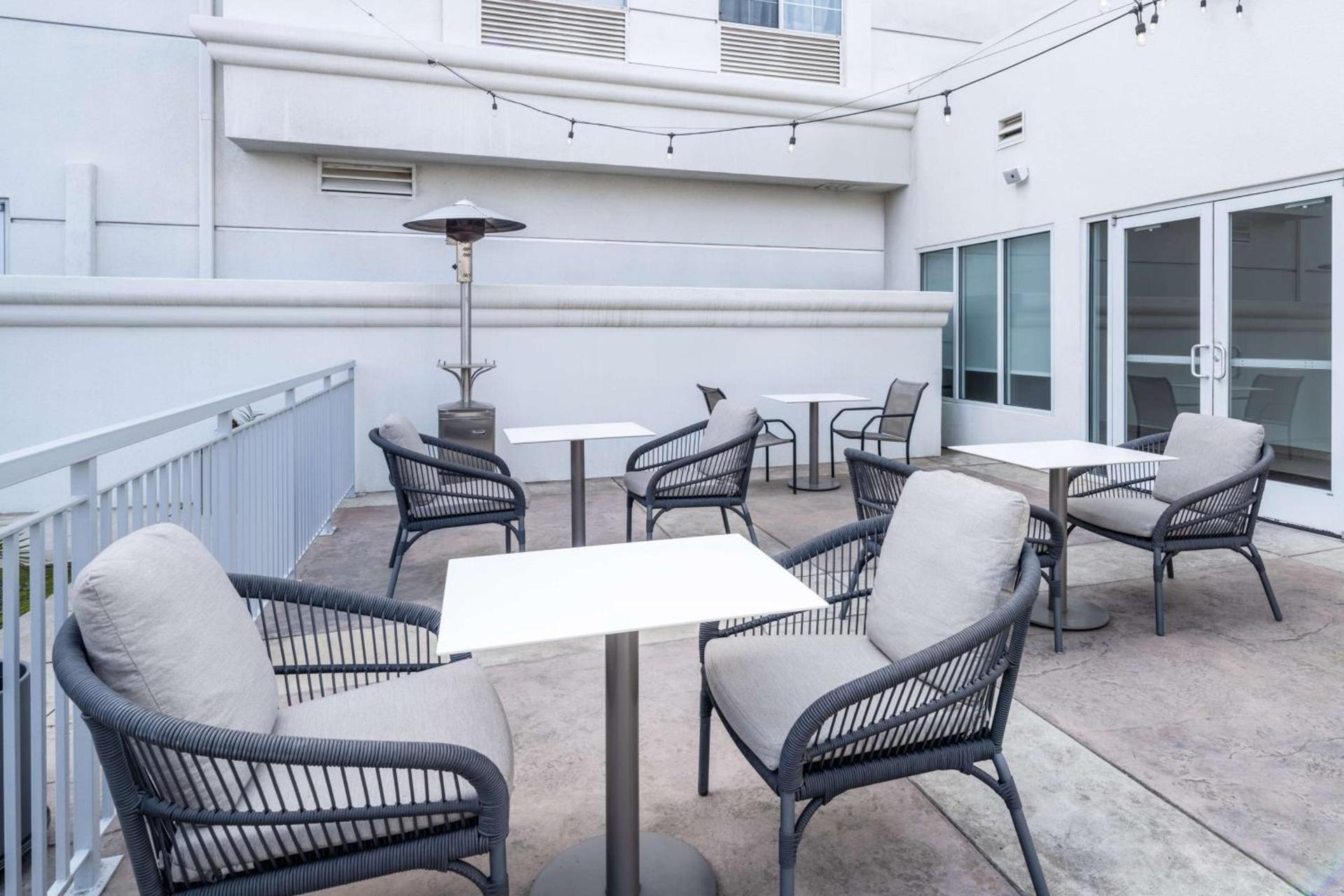 Hilton Garden Inn Bakersfield photo 2