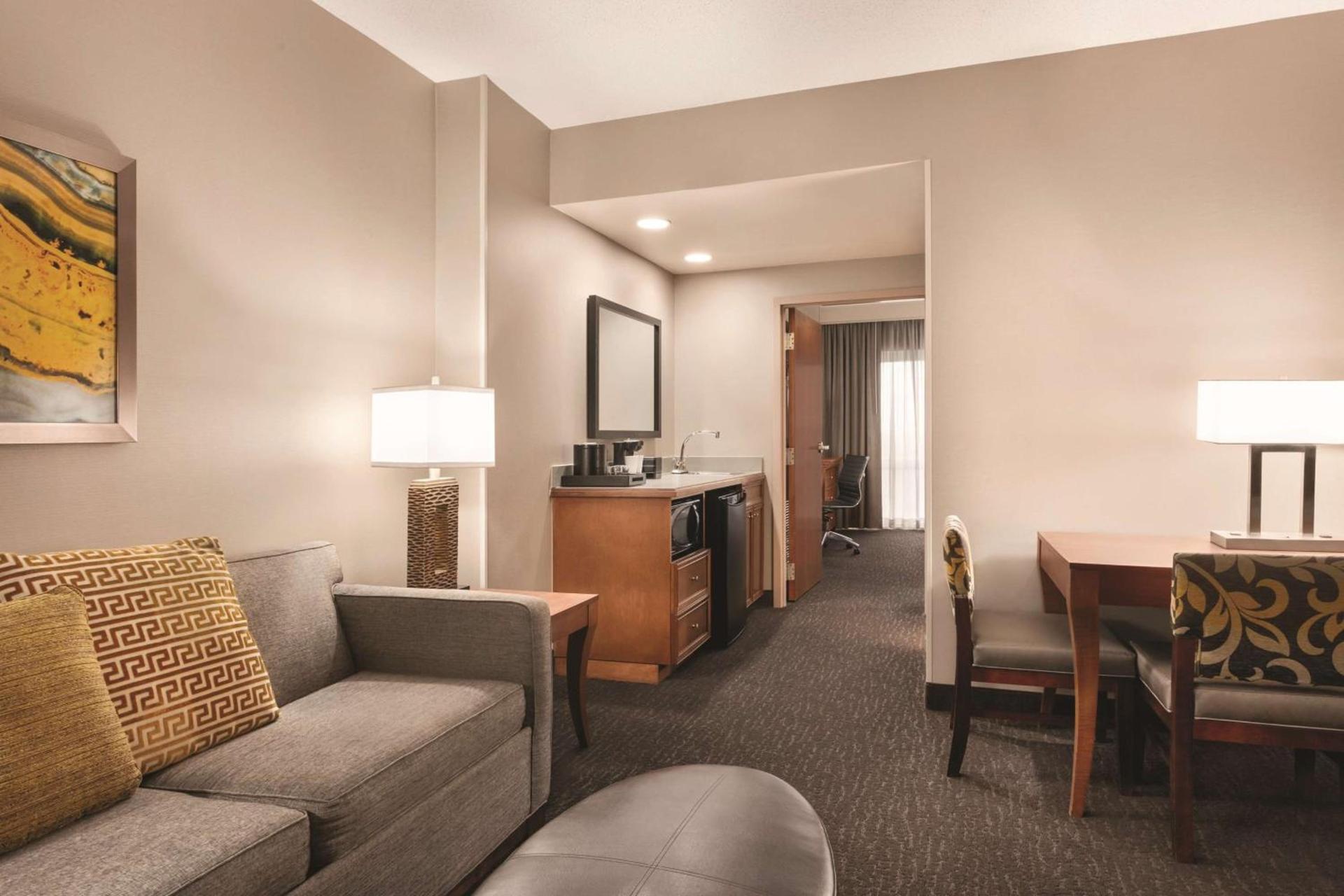 Embassy Suites by Hilton Franklin Cool Spring photo 5