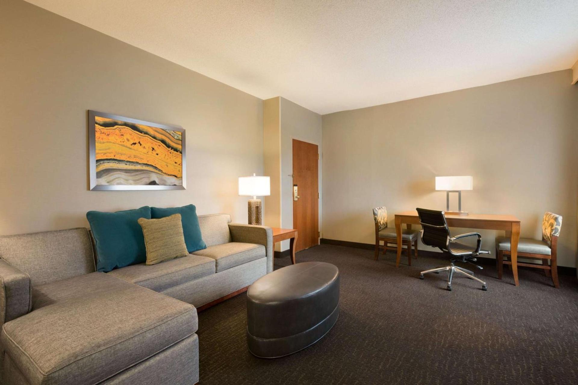 Embassy Suites by Hilton Franklin Cool Spring photo 3