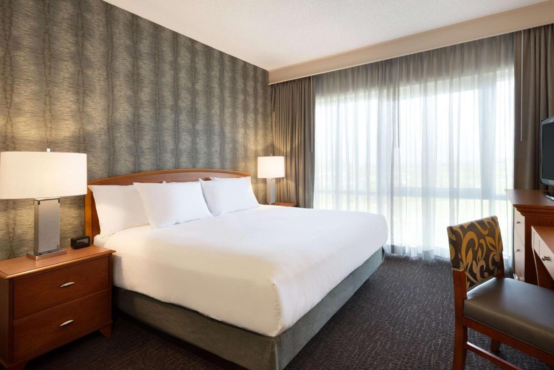 Embassy Suites by Hilton Franklin Cool Spring photo 4