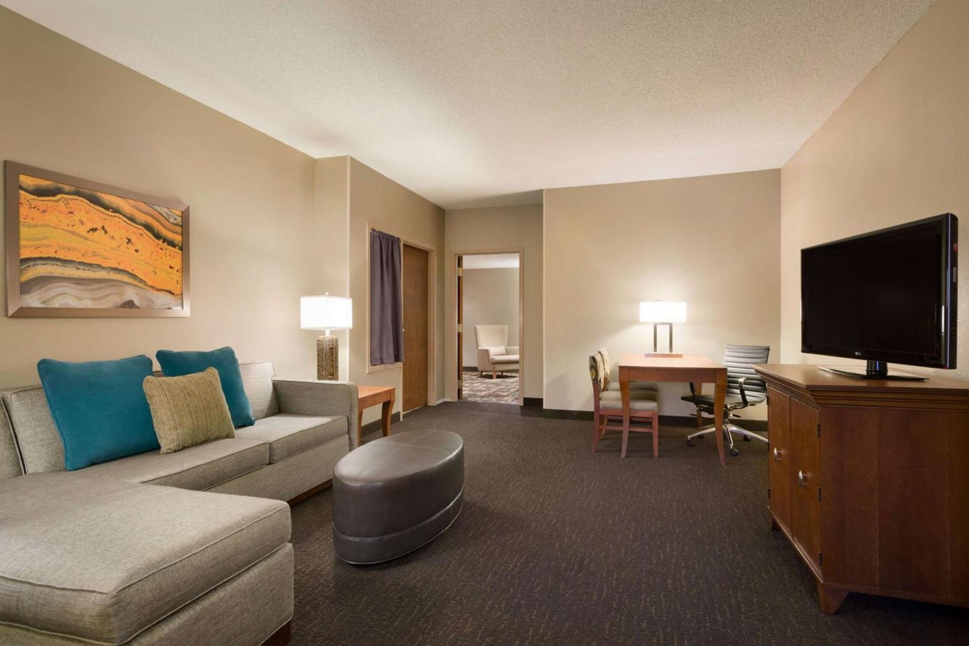 Embassy Suites by Hilton Franklin Cool Spring photo 43