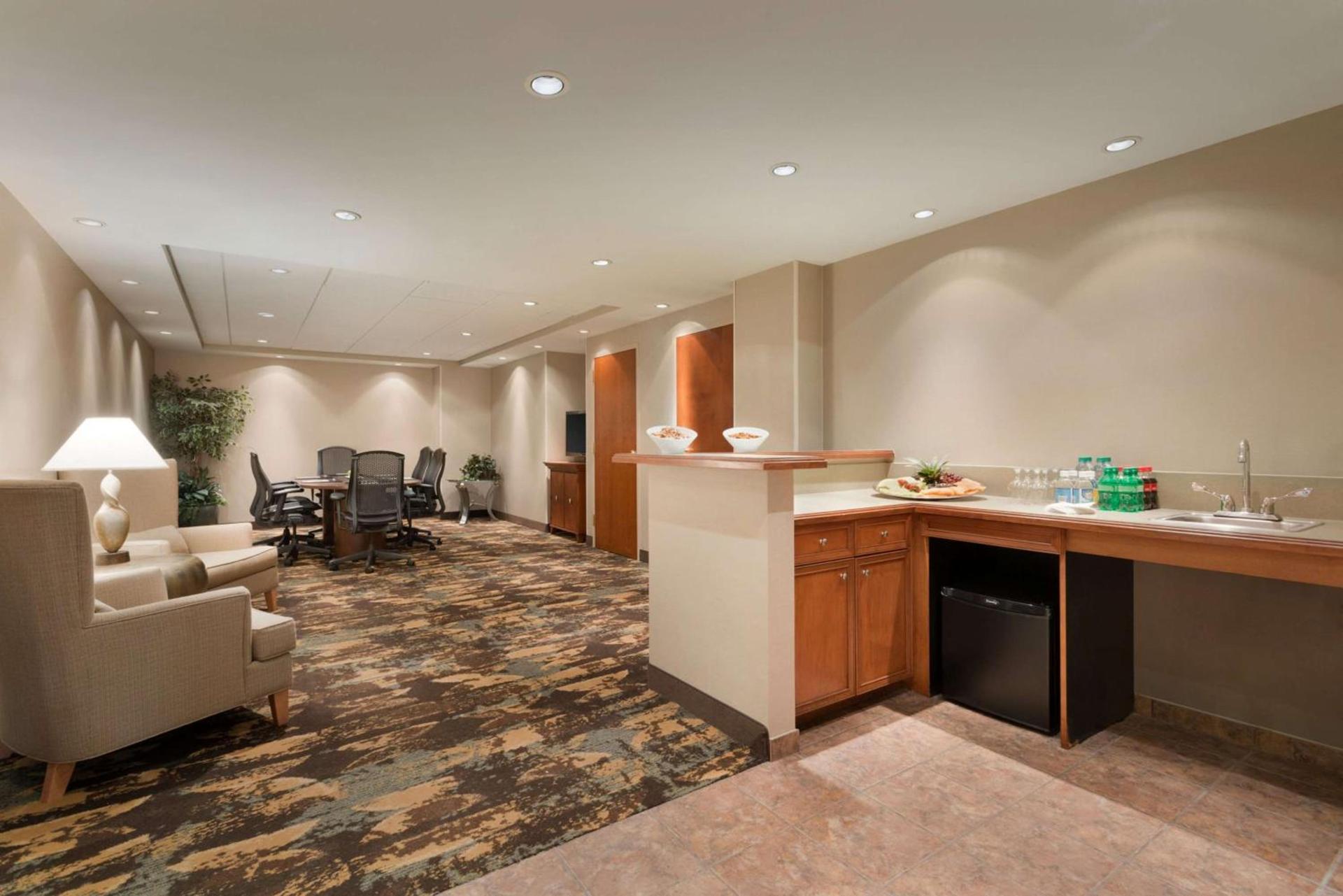 Embassy Suites by Hilton Franklin Cool Spring photo 48