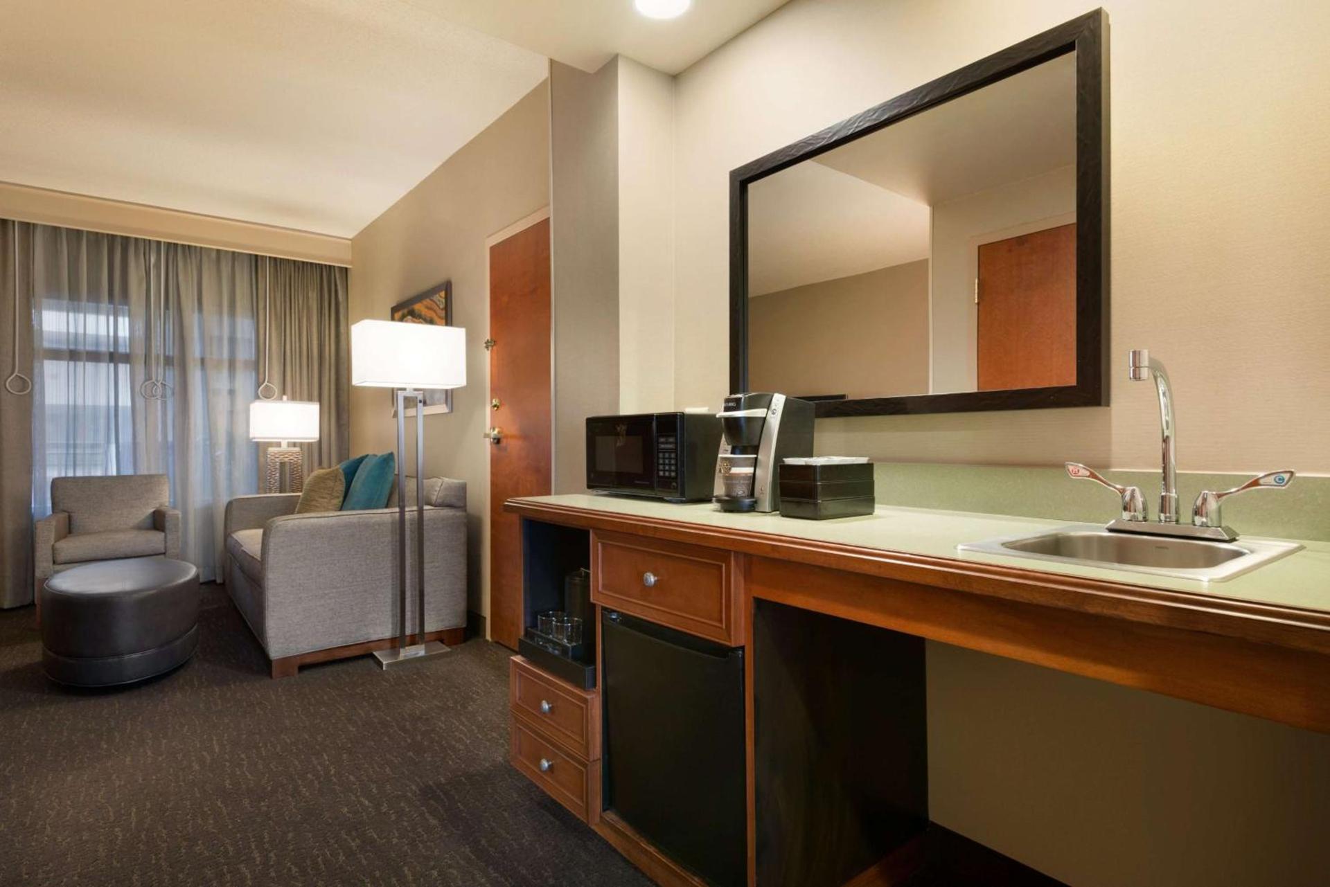 Embassy Suites by Hilton Franklin Cool Spring photo 51