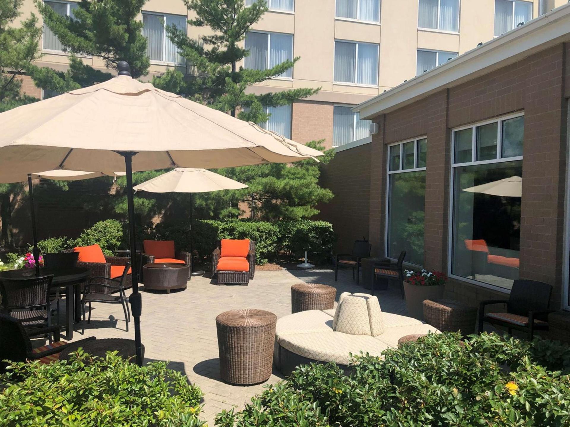 Hilton Garden Inn Addison photo 2