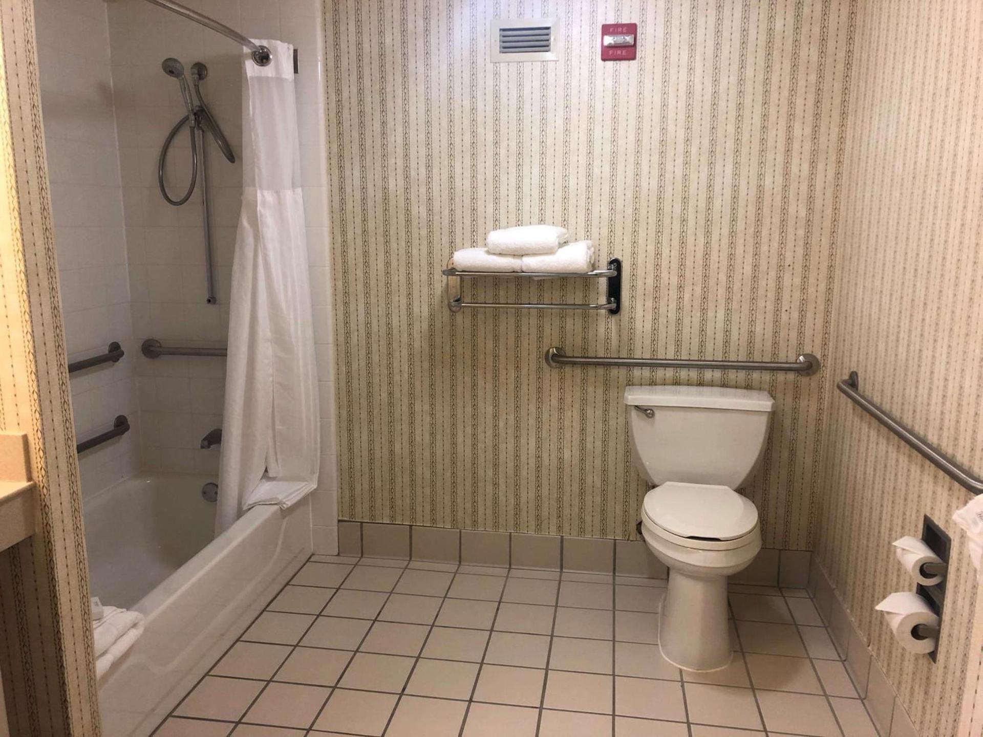 Hilton Garden Inn Addison photo 27