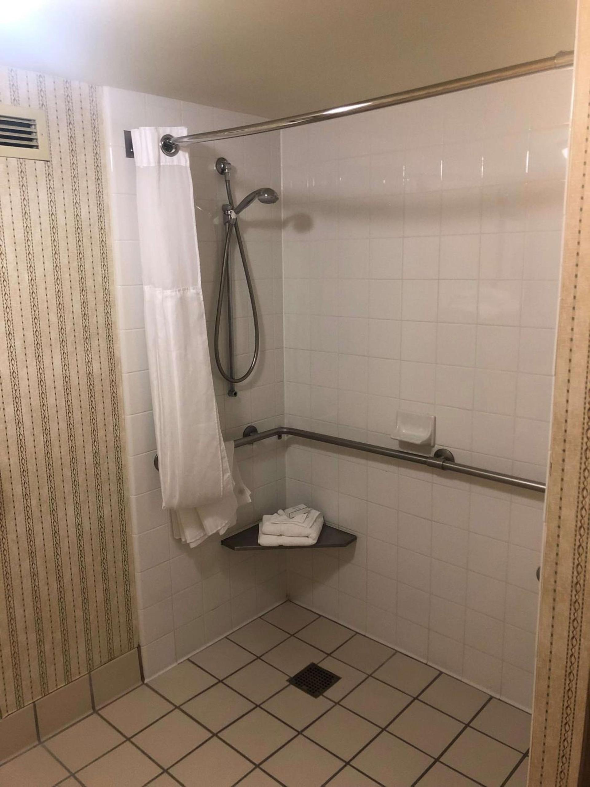 Hilton Garden Inn Addison photo 31