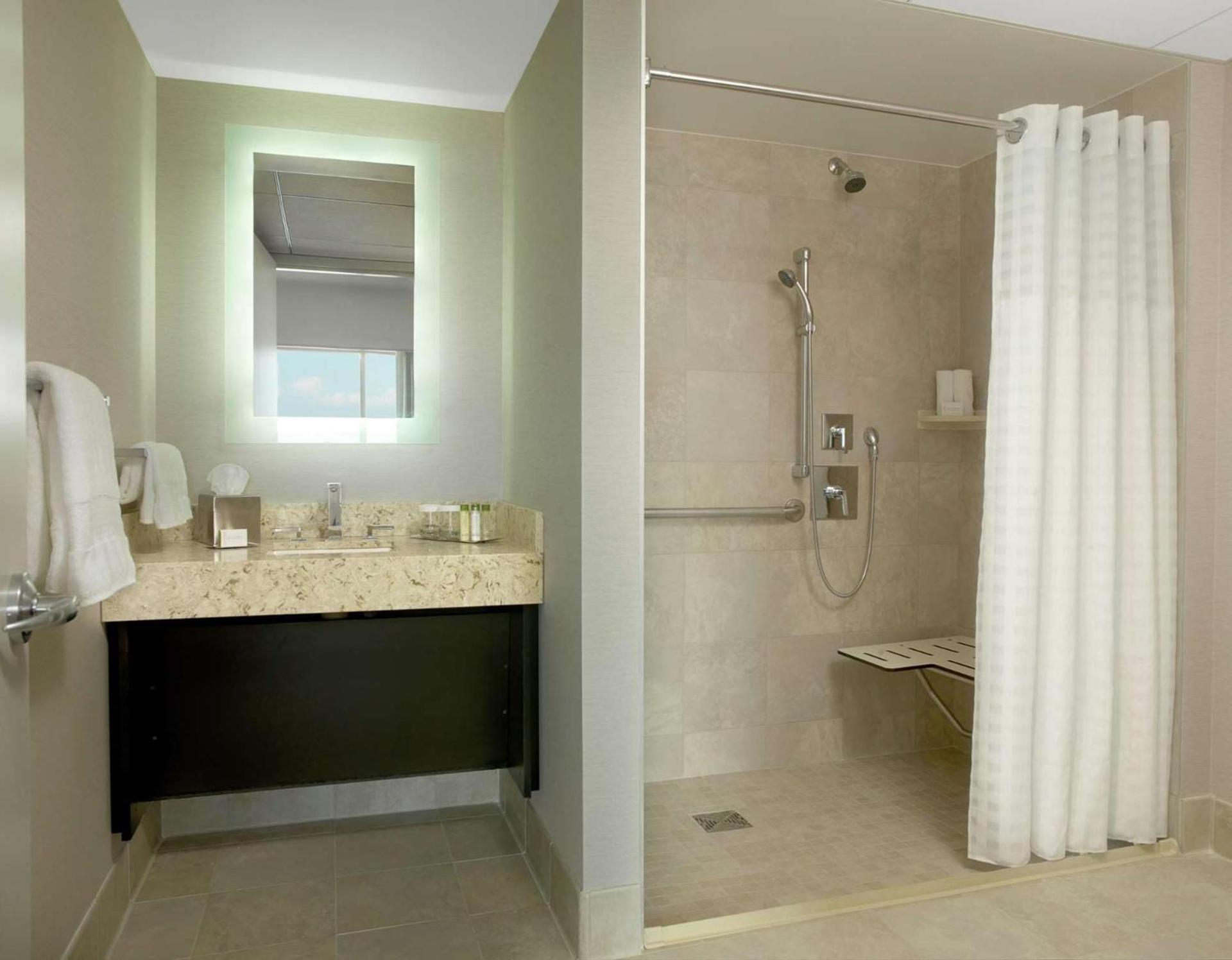 DoubleTree by Hilton Hotel Cedar Rapids Convention Complex photo 26