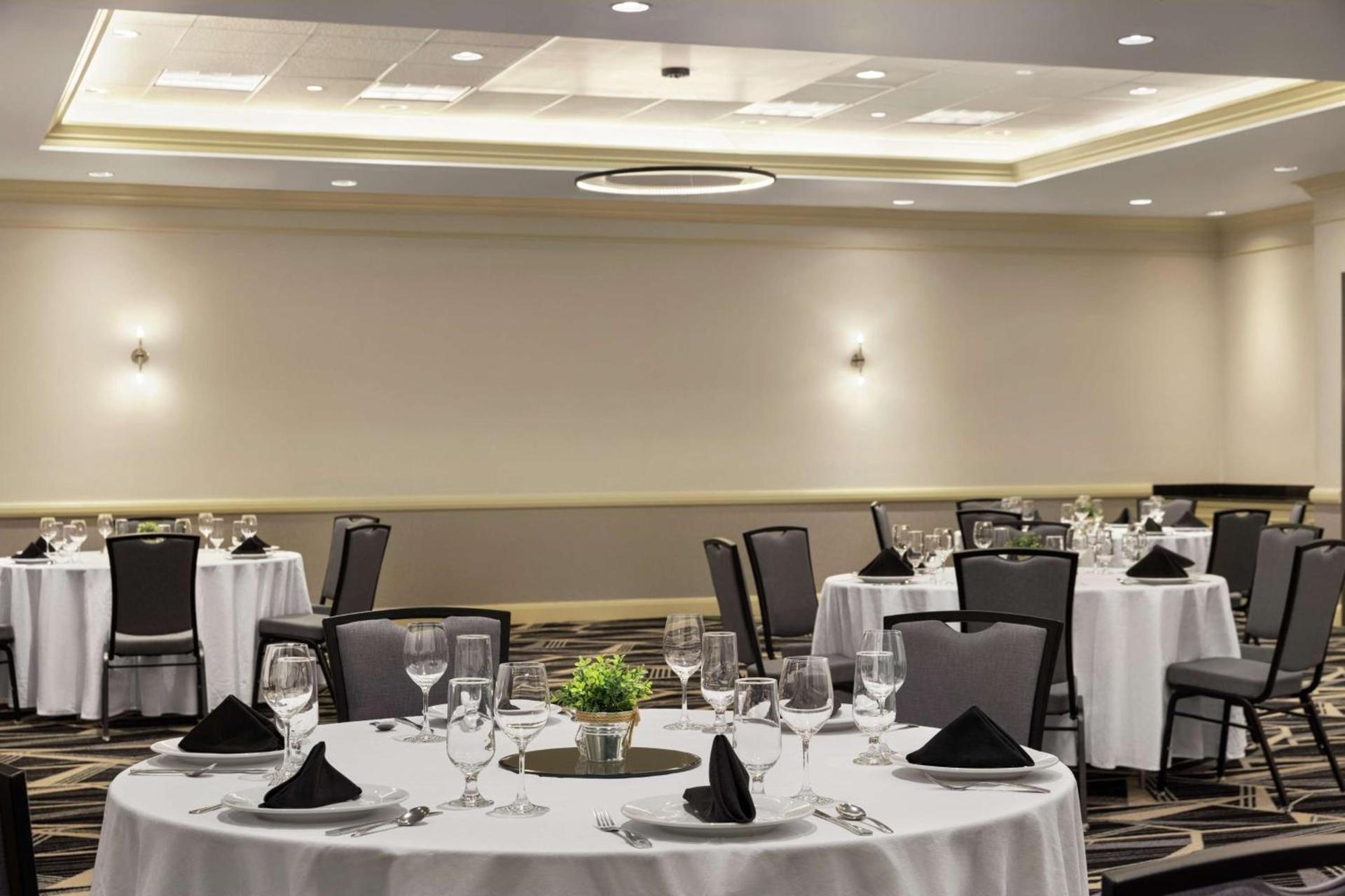 Embassy Suites by Hilton Denver International Airport photo 55