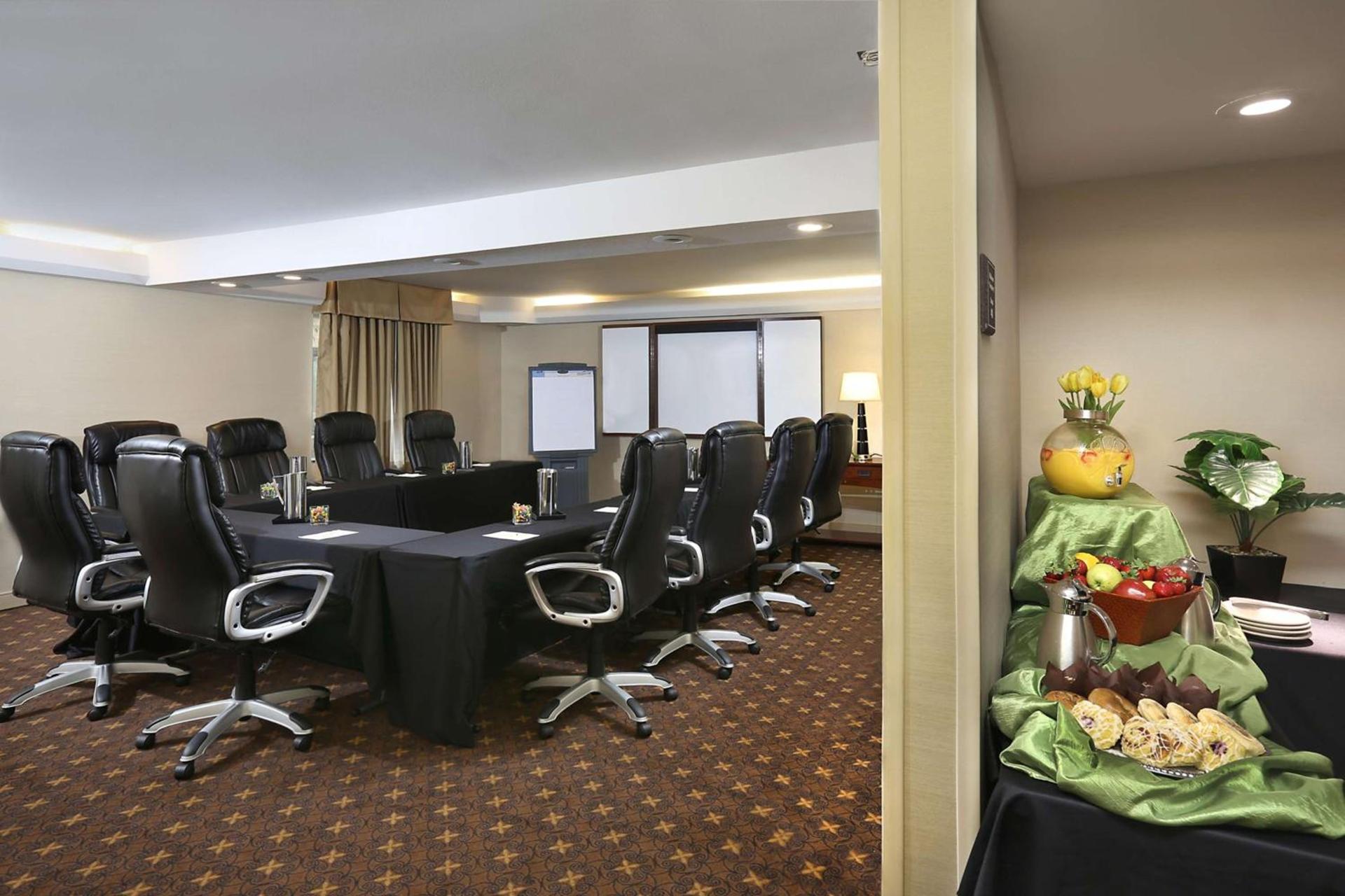 DoubleTree by Hilton Hotel Denver - Thornton photo 9