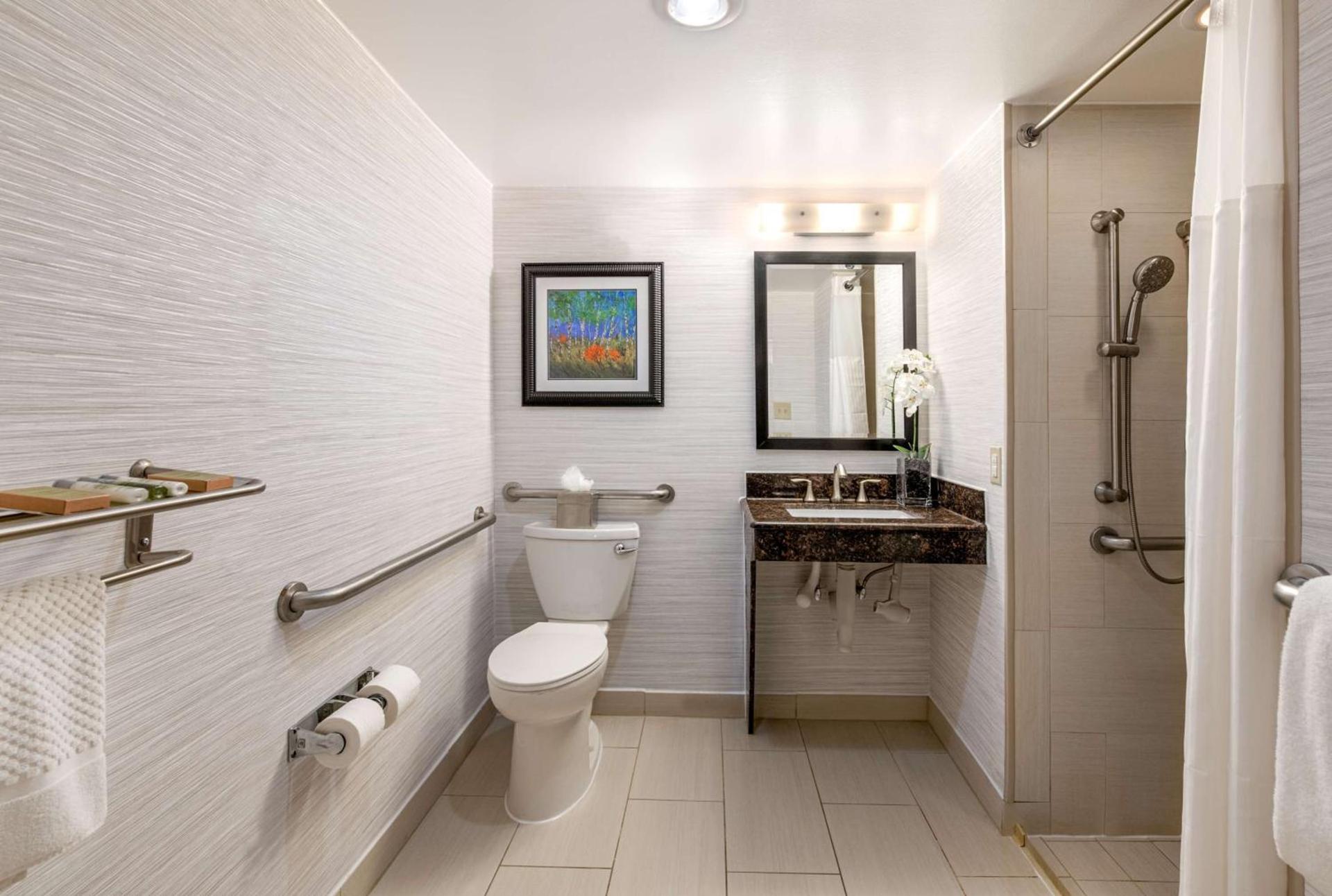 DoubleTree by Hilton Hotel Denver - Thornton photo 17